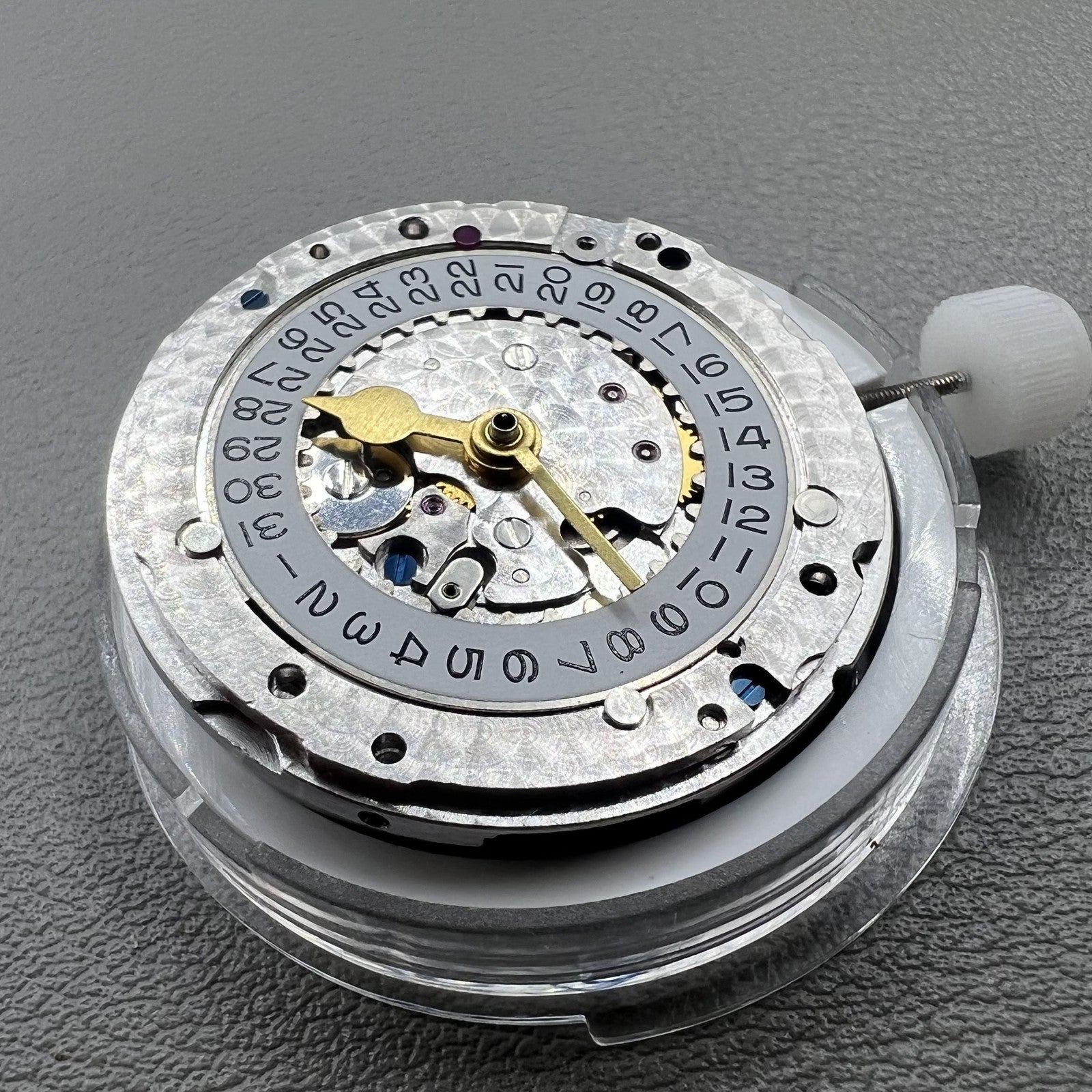 Shanghai 3285 automatic watch movement featuring 4 hands and GMT function for accurate timekeeping precision.