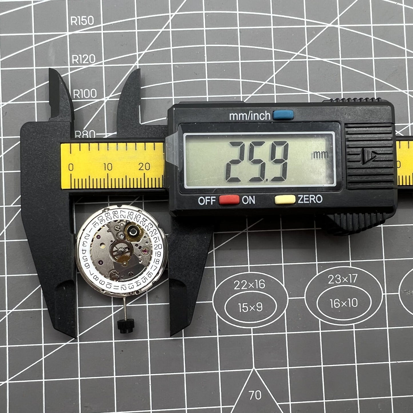 Seagull ST2130 automatic watch movement with silver finish, ETA 2824 compatible, 28800VPH frequency for precise timekeeping.