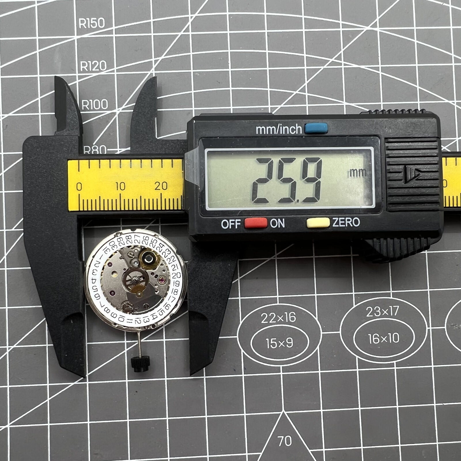 Seagull ST2130 automatic watch movement with silver finish, ETA 2824 compatible, 28800VPH frequency for precise timekeeping.