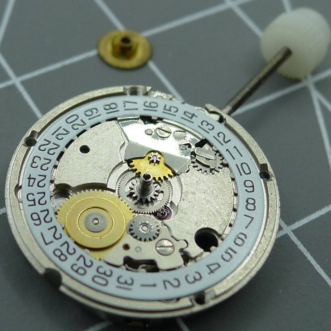 ETA 956.114 white dial 3-hand quartz watch movement, precise replacement for ETA955.114 models.