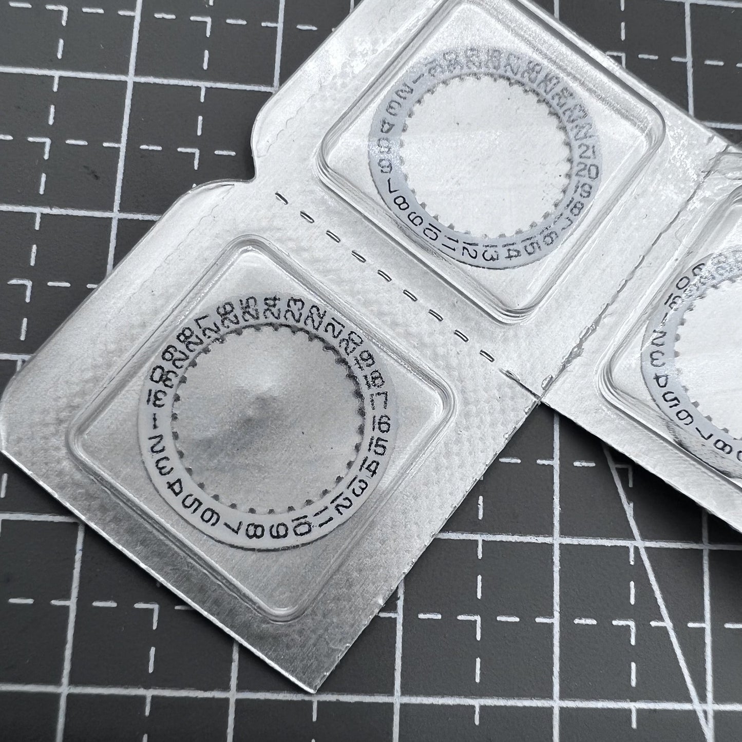 2 WEISSE DATUMSSCHEIBEN DATUMSWHEEL DATUM BEI 3 UHR FÜR ETA 256.111 UHRWERK