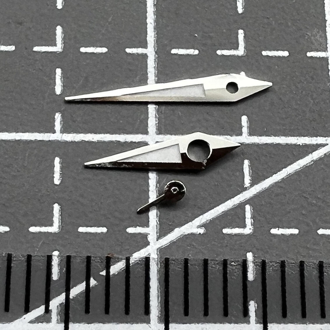 2 Sets 9mm Grün Leuchtzeiger mit Silberrand für Miyota 1L45 Quarzwerk