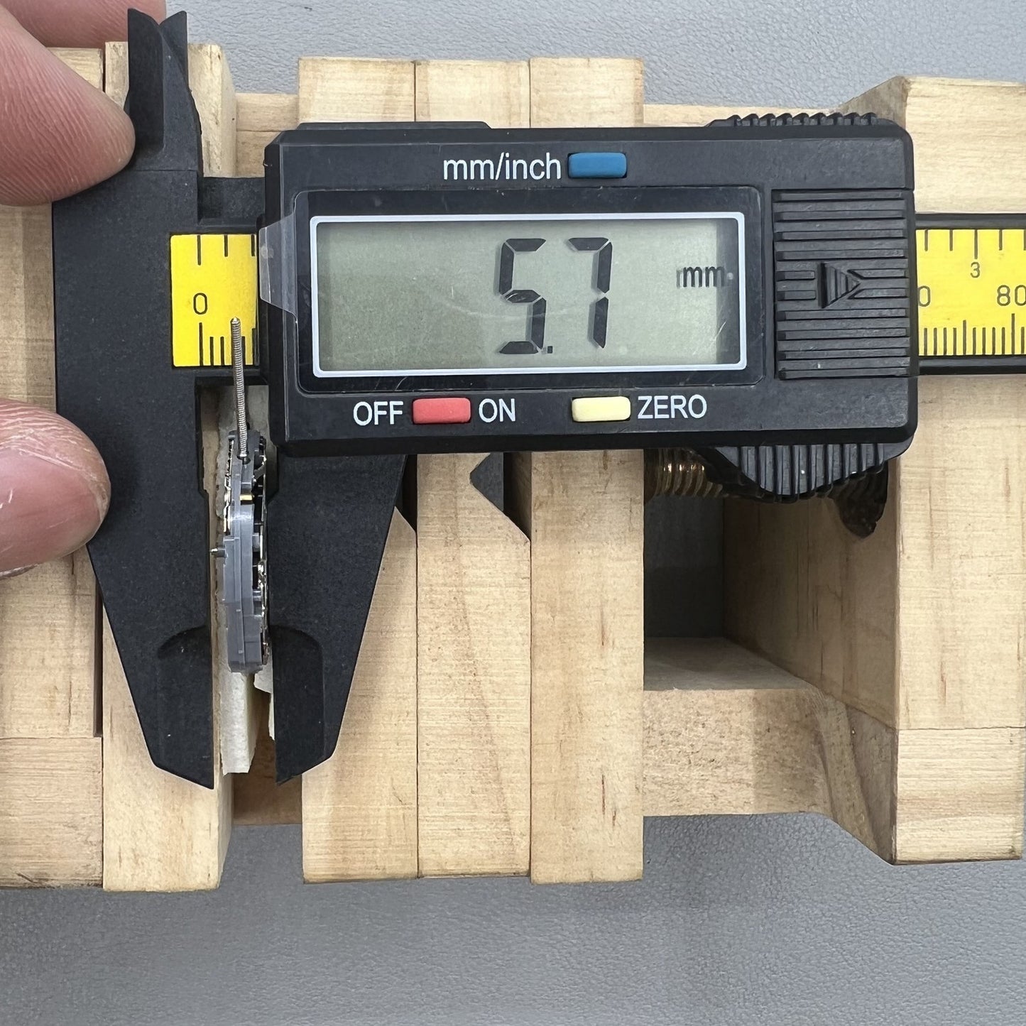 Japan VH88A quartz watch dial with small second subdials at 2, 6, 10, and 5 o?clock positions for accurate timekeeping.