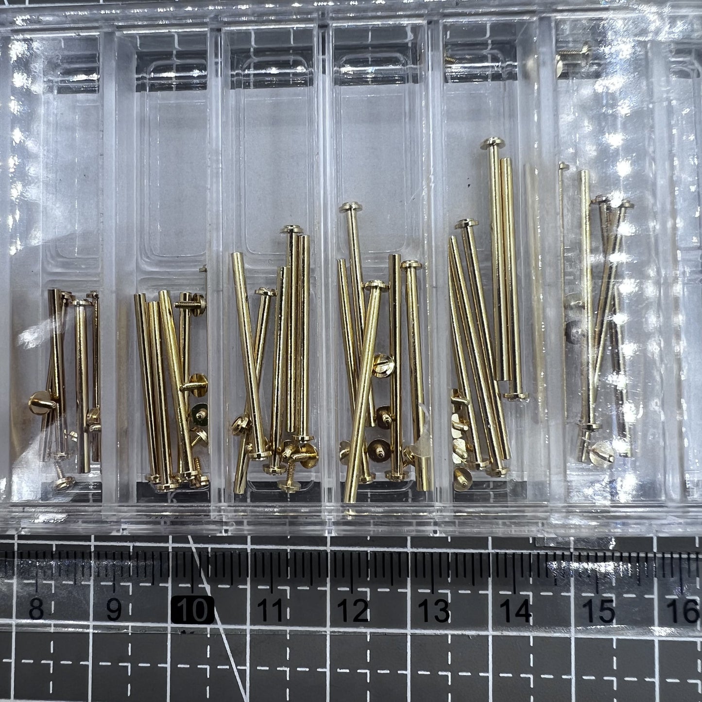 Goldfarbenes Uhrenschrauben Set 1.5mm 11 Größen 55 Stück Messing T-Bar