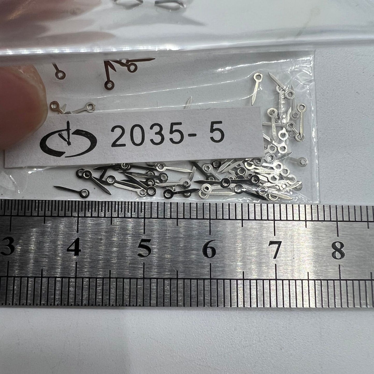 Silver 5mm second hand set designed for Miyota 2035 quartz watches, ensuring precise timekeeping.