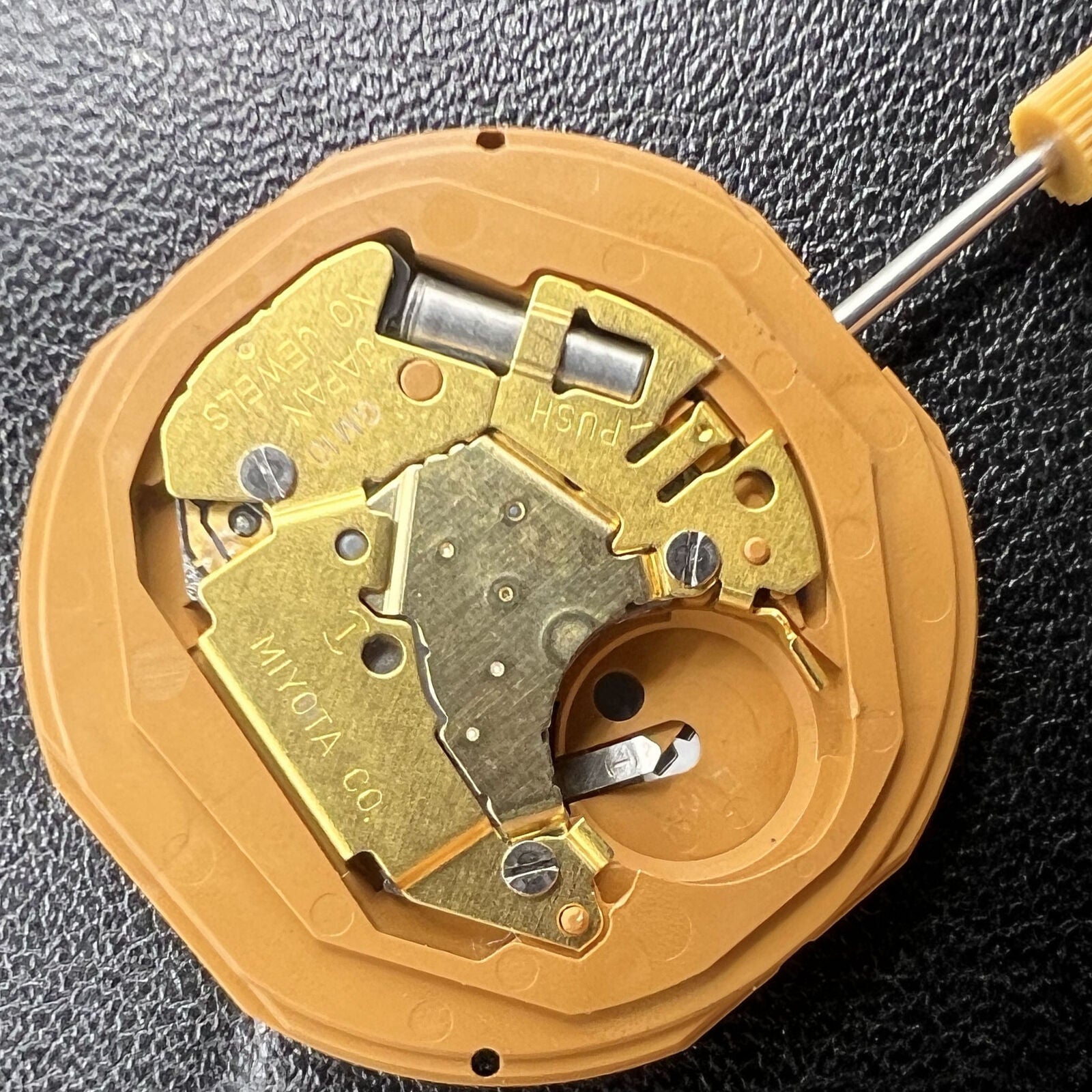 Miyota GM10 quartz watch movement with date display, Japan-made precise mechanism for durable performance