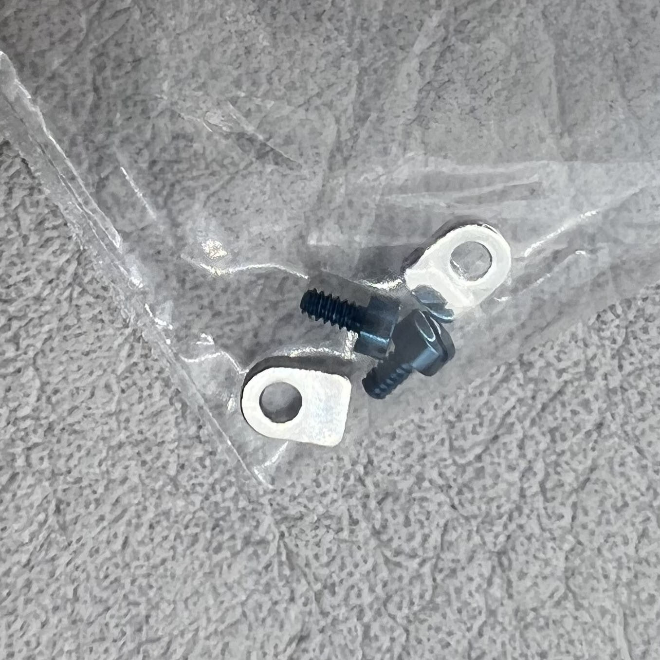 Blaue Schrauben 4 Stück und Silberne Klemmen 4 Stück passend für Seagull ST3600