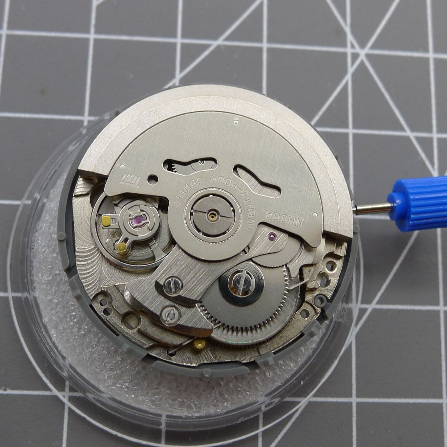 Automatikwerk Seiko NH36 mit schwarzem Zifferblatt goldenen Zahlen und Krone