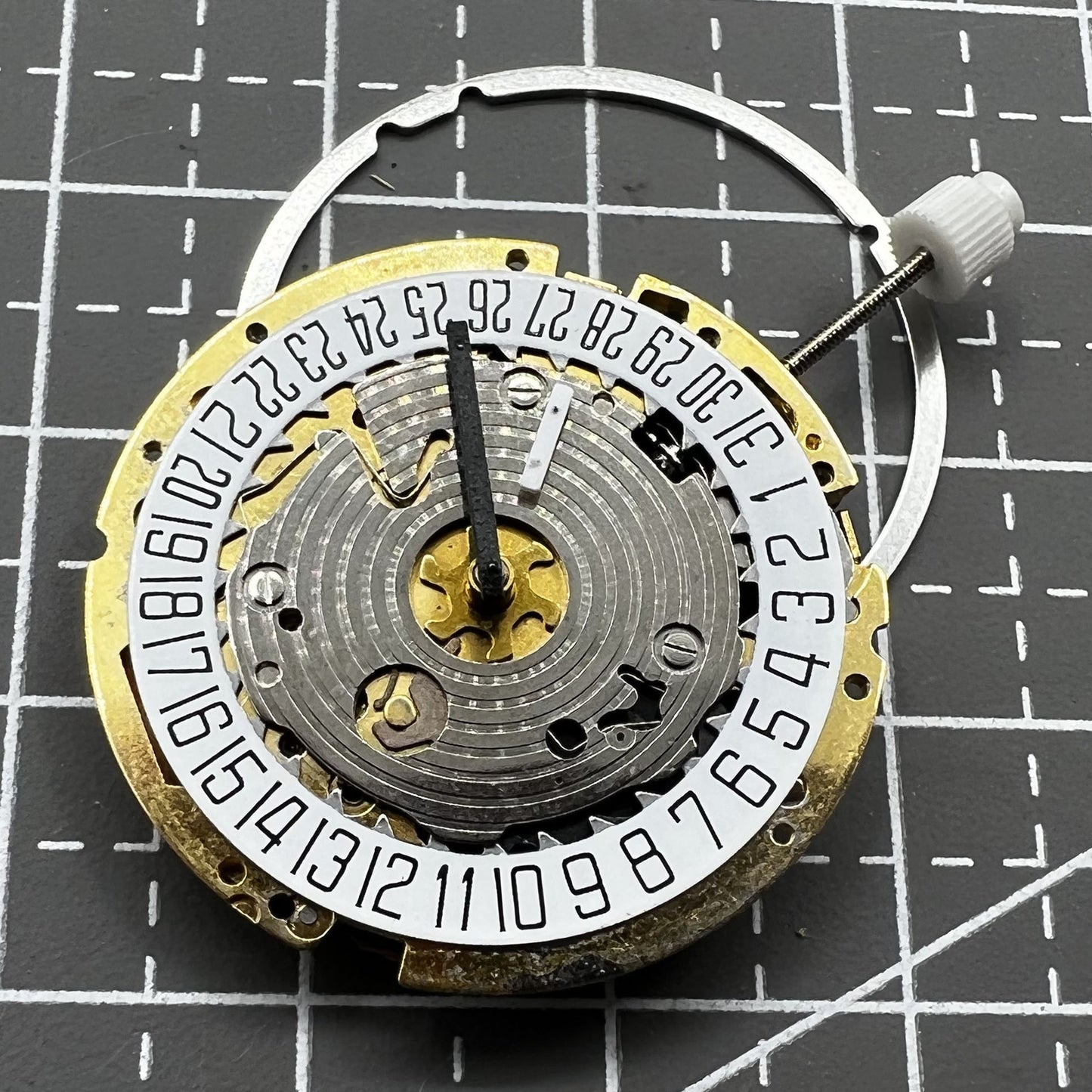 Swiss ISA Quarzuhrwerk 8176-2050 watch movement with small seconds at 2 o'clock and date at 6 o'clock for precision timekeeping.