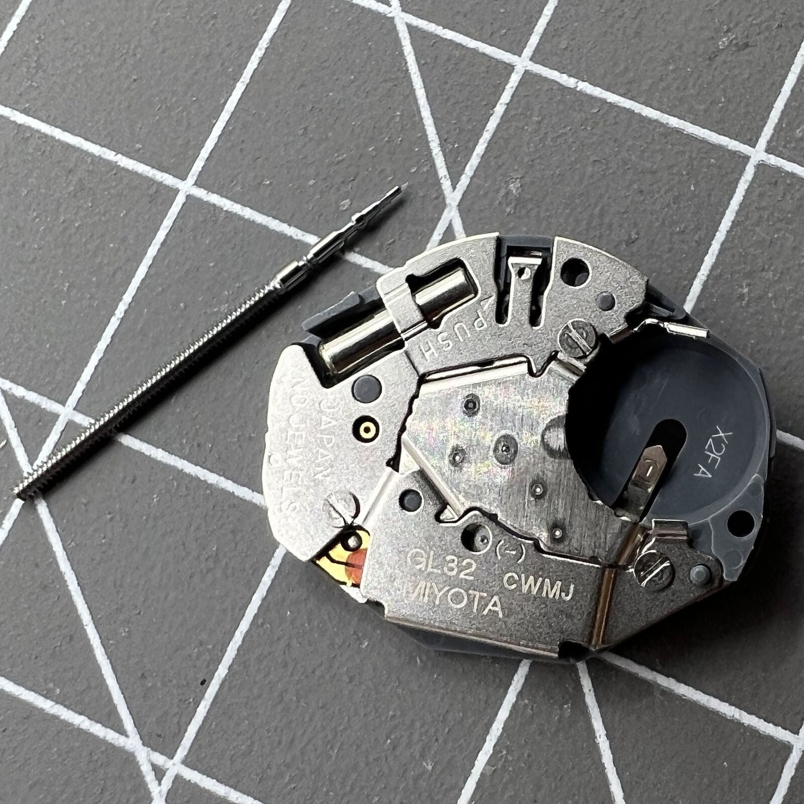 Silver Miyota GL32 quartz watch movement, Japan-made replacement for GL30 1L32 models, ensures precise timekeeping.