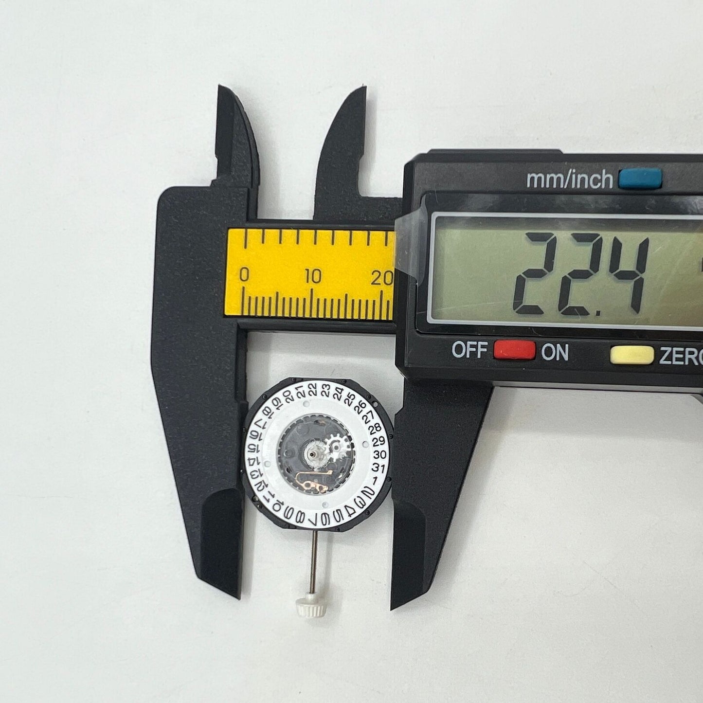 LG32 quartz watch movement with date display at 3 o?clock, perfect for precise repairs and replacements.