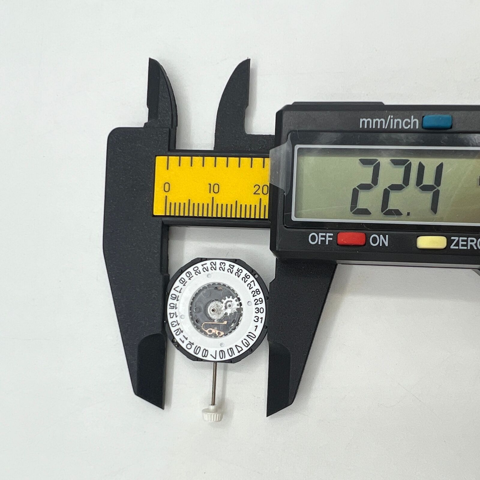 LG32 quartz watch movement with date display at 3 o?clock, perfect for precise repairs and replacements.