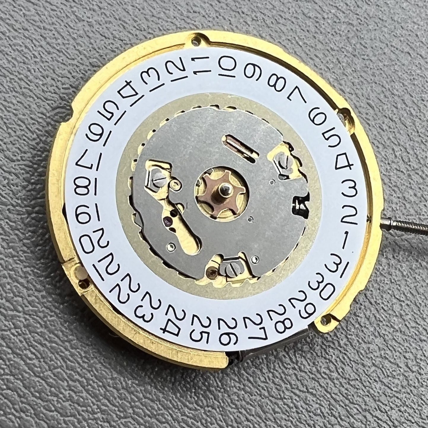 Schweizer Ronda 6004d 6004.D Quartz Uhrenbewegungsdatum bei 3
