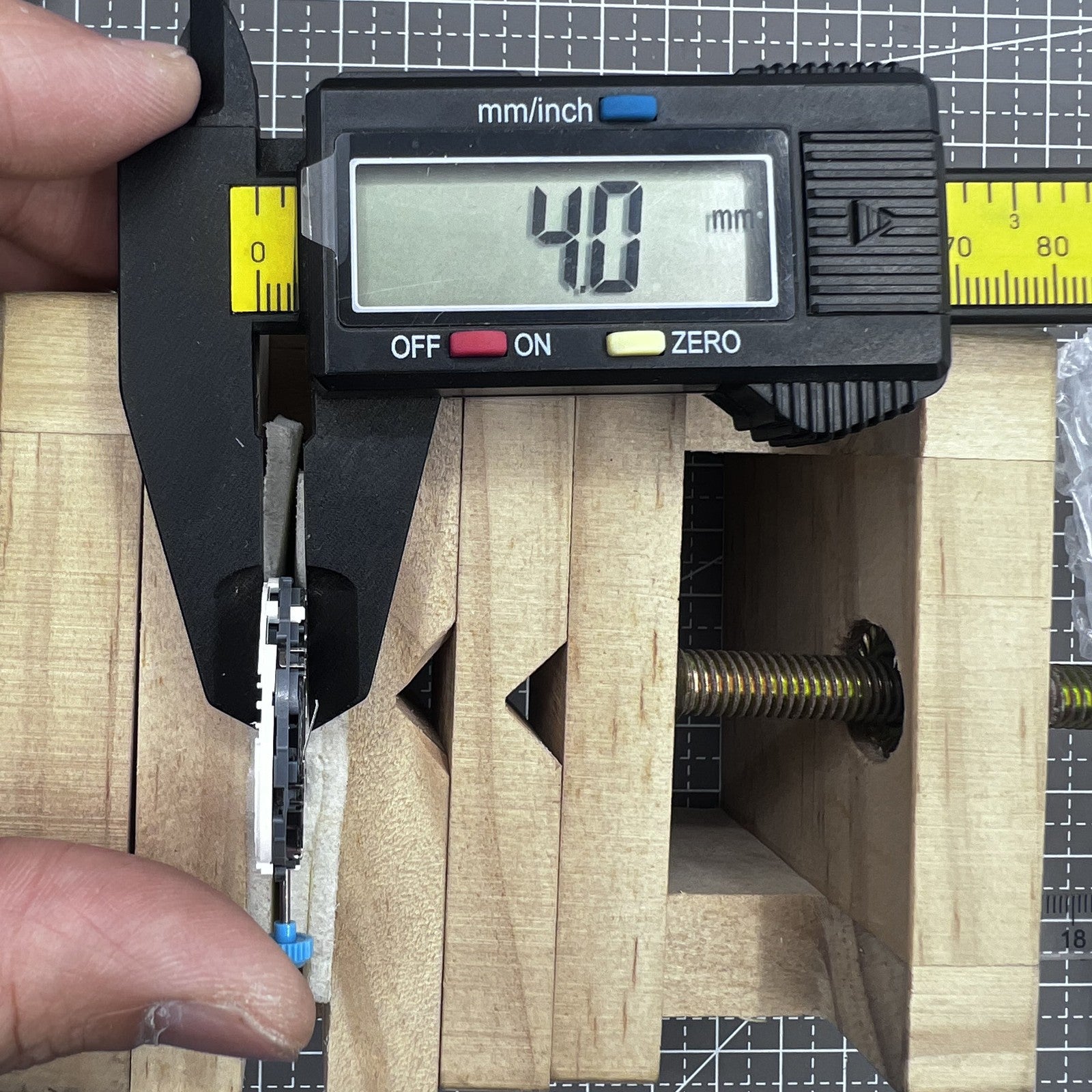 Japan Miyota 6N00 Quarzuhrwerk mit 3 Zeigern und Doppelkalendar ? pr�zises Uhrwerk f�r elegante Armbanduhren.
