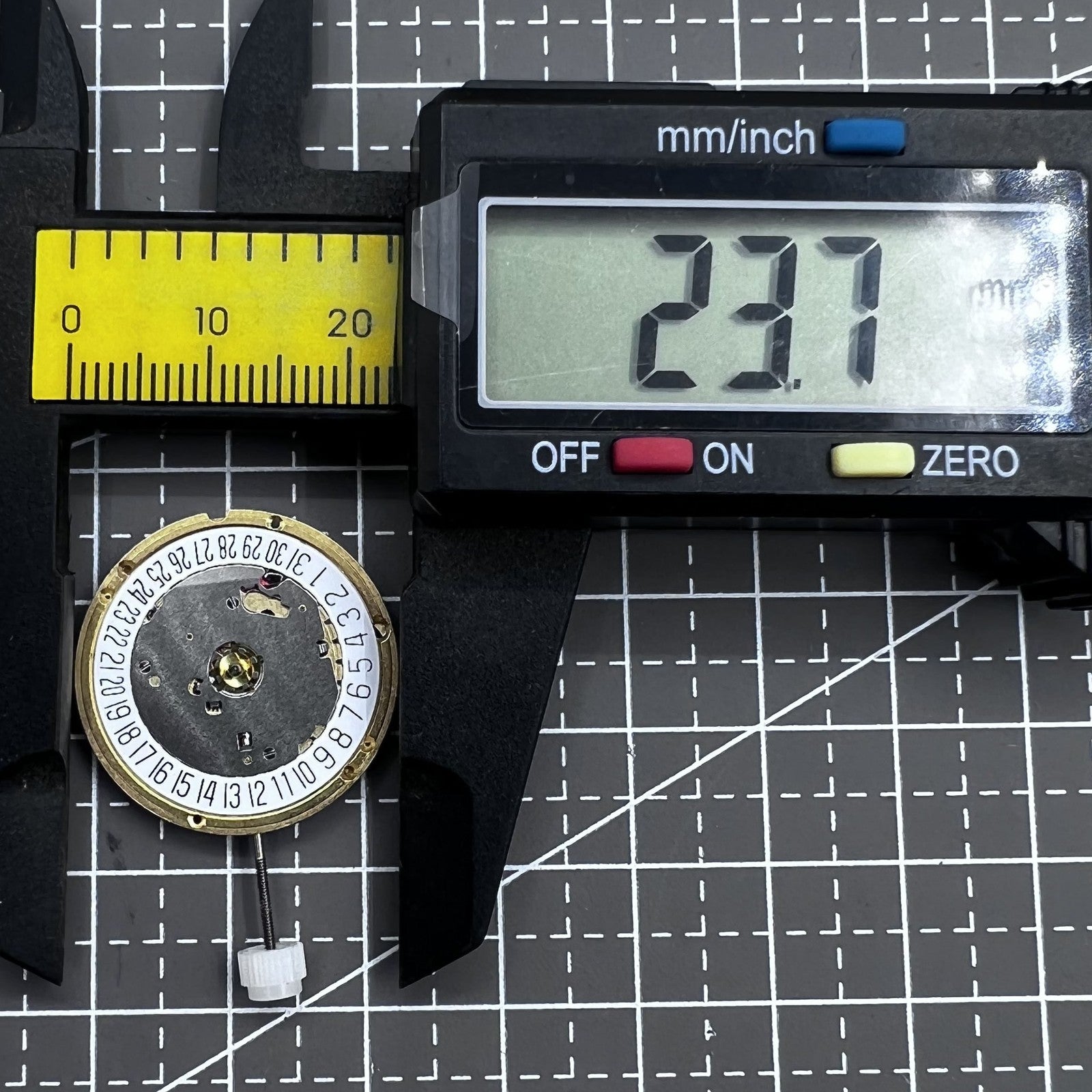Schweizer ETA E63.111 Quarzwerk mit 3 Zeigern und Datumsanzeige bei Position 6, pr�zise Uhrwerkskomponente