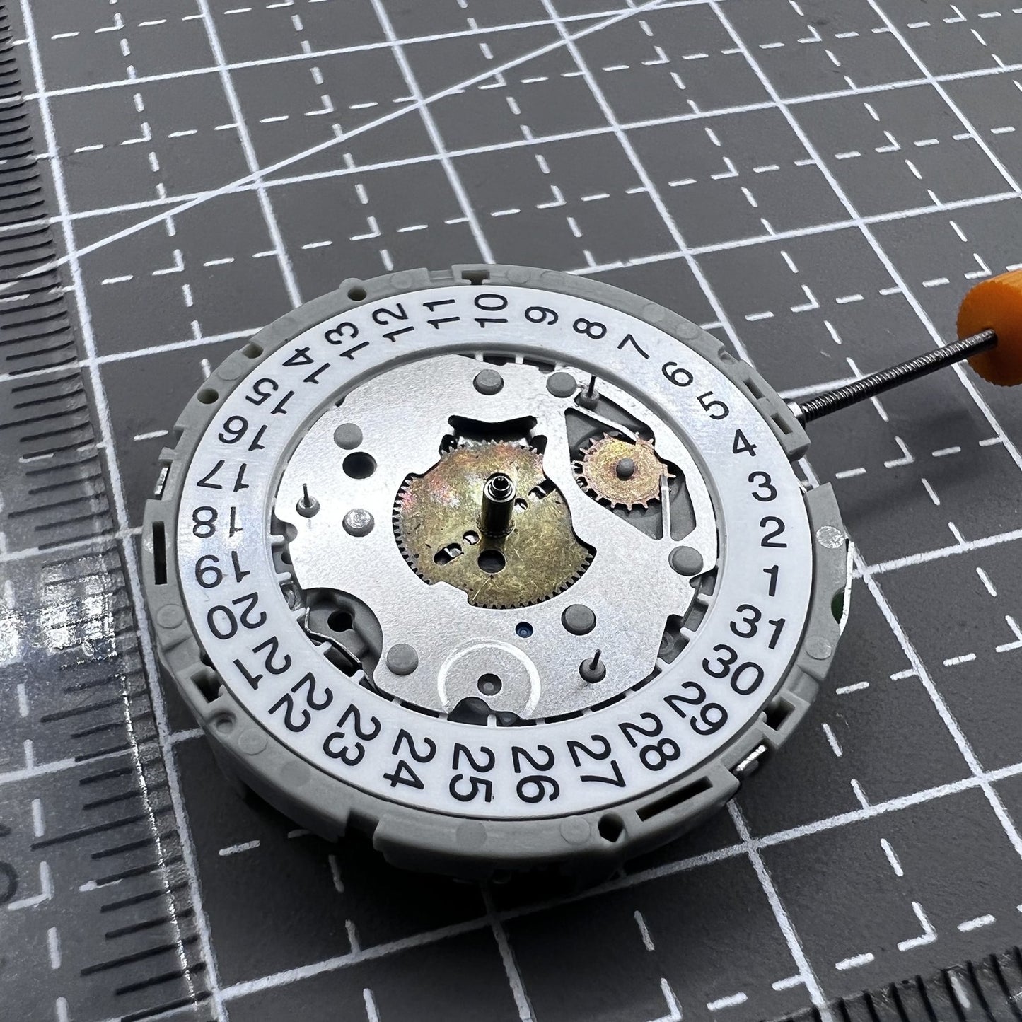 Multifunctional M921 quartz watch with three hands and small seconds at 2, 6, 10