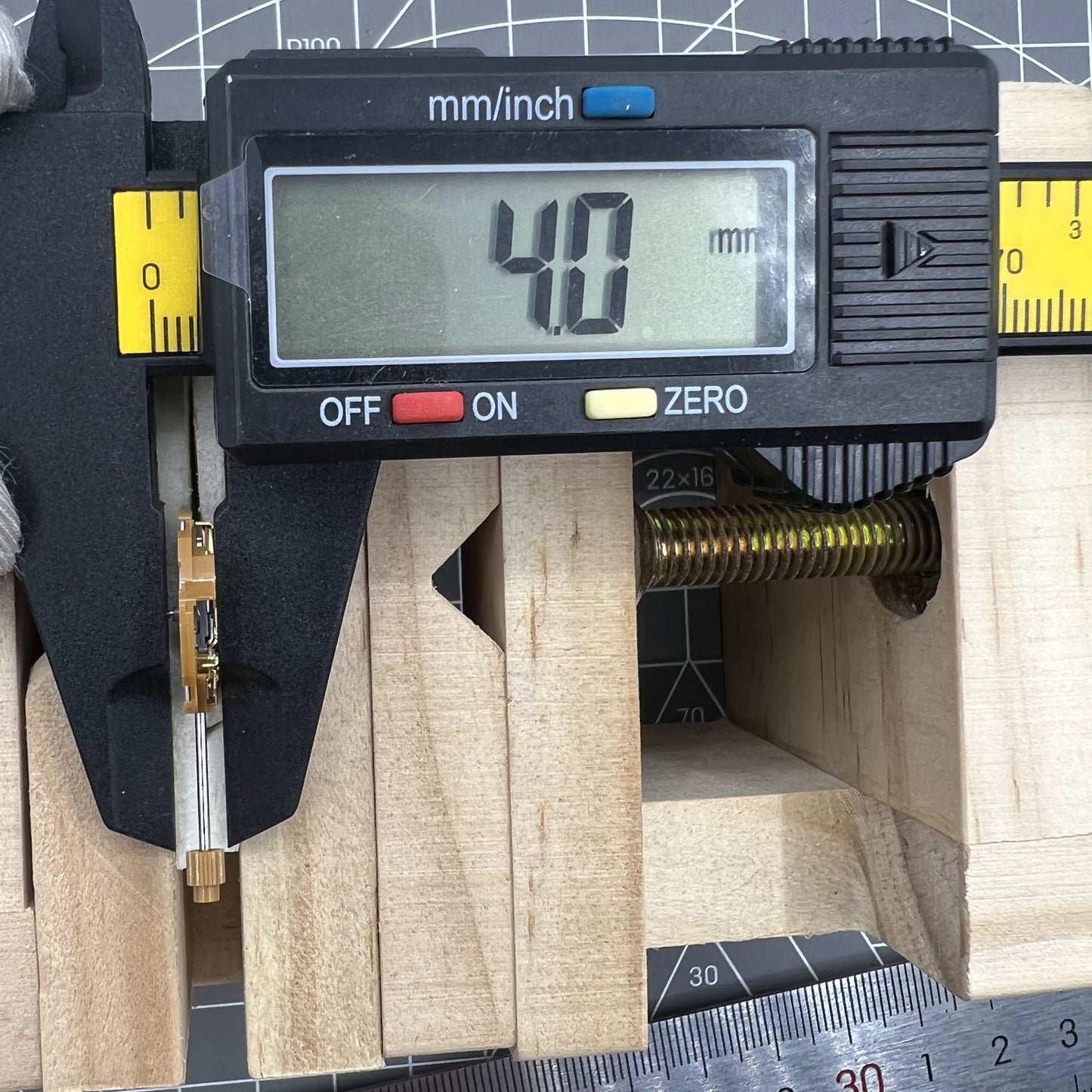 Japanisches Miyota GL10-Quarzwerk, in Japan hergestellt, 3 Zeiger, Datum bei 6