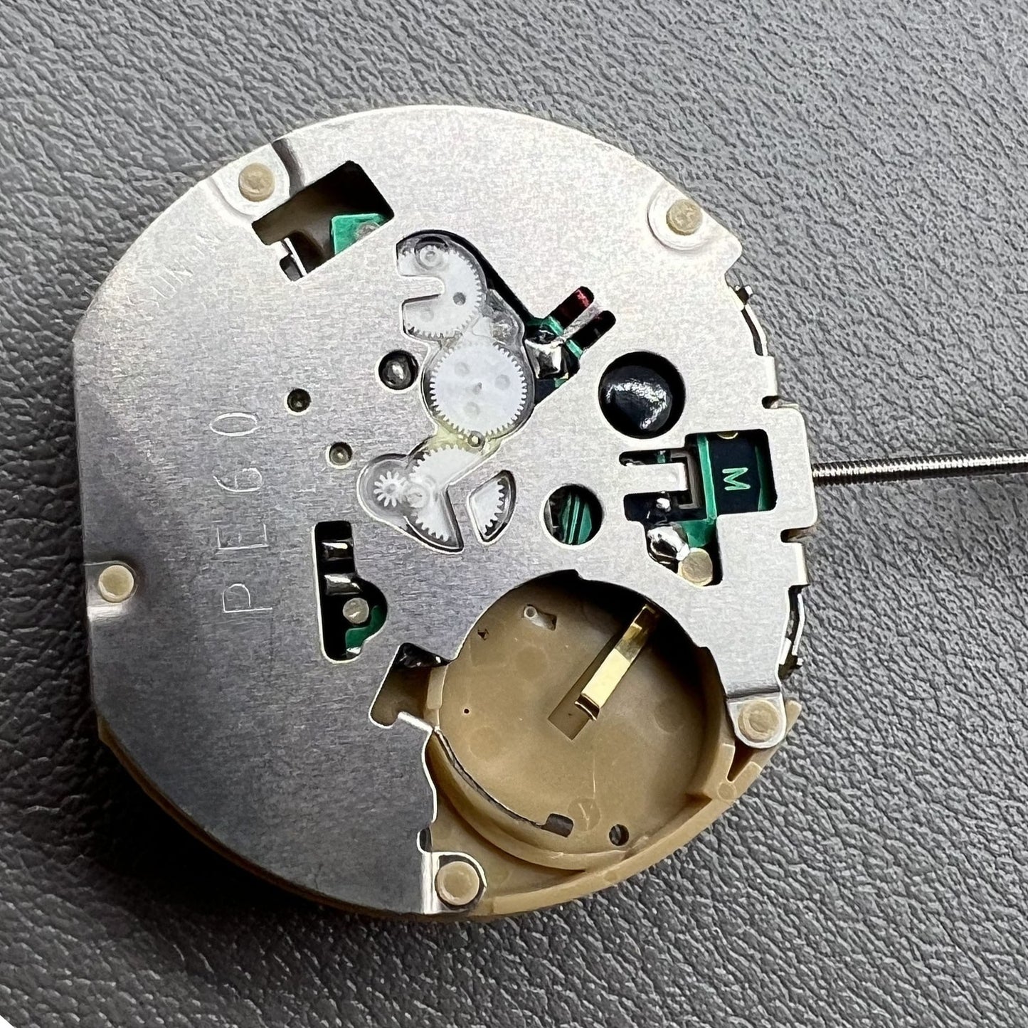 2 Stck Sunon PE60 Quarzuhrwerk mit 3 Zeigern Datum bei 3 Kleine Sekunde bei 6