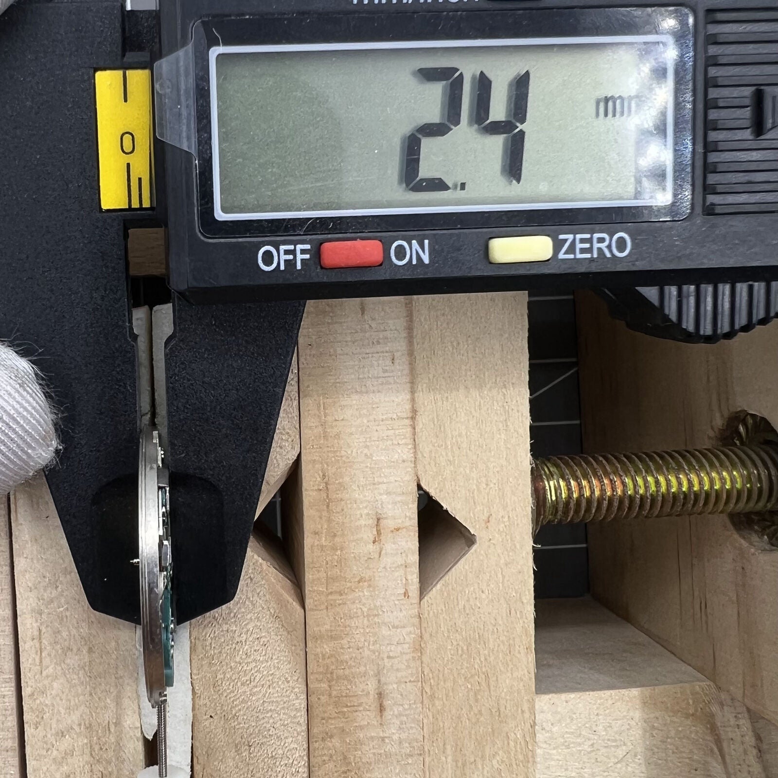 Swiss ETA 955.114 quartz watch movement with calendar date at 3 o'clock, precision  