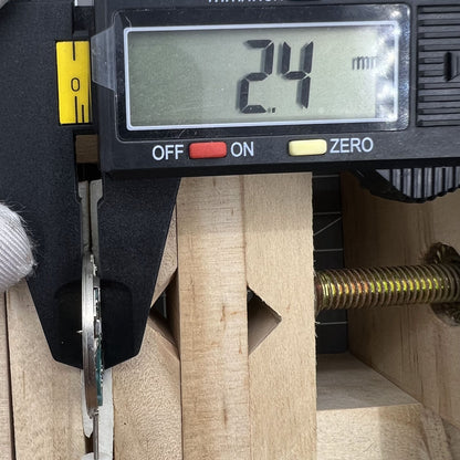 Swiss ETA 955.114 quartz watch movement with calendar date at 3 o'clock, precision  