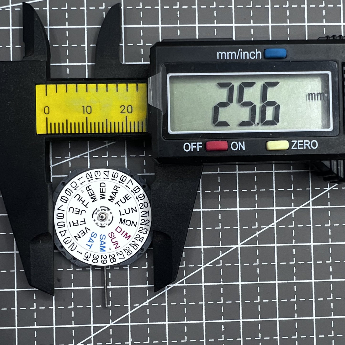 Seiko Quarzwerk 6N53A Uhrwerk mit Tag-Datum-Anzeige und 3 Zeigern aus Japan, pr�zise Uhrwerkkomponente.