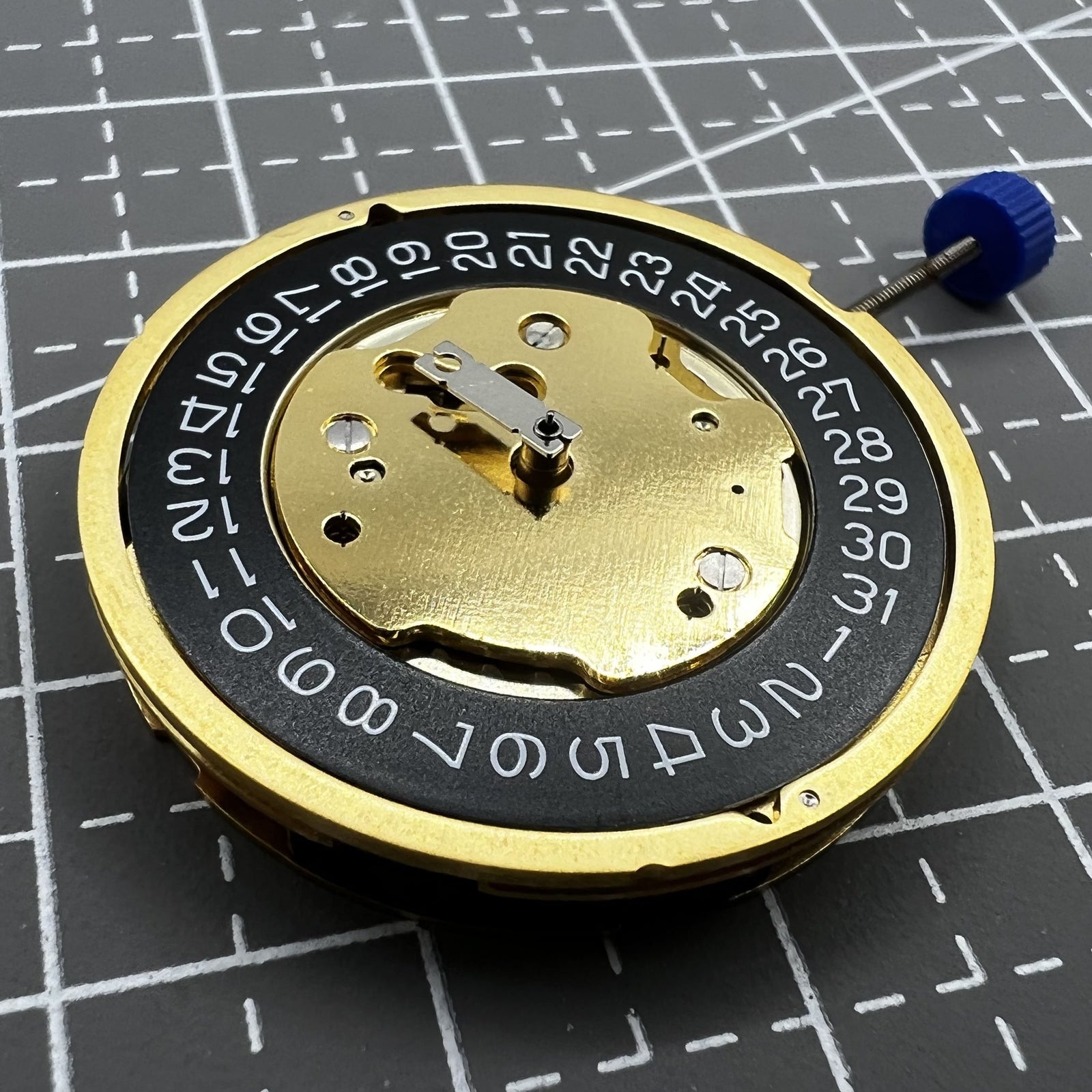 Schwarze Datumsscheibe bei 4 Uhr mit Swiss Made Ronda 5030D Quarzwerk von Uhrteil