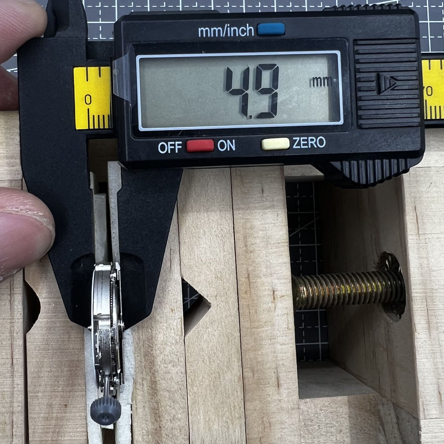 Automatisches mechanisches Uhrwerk Miyota Citizen 8215 mit weißem Zifferblatt und Datum bei 6 Uhr