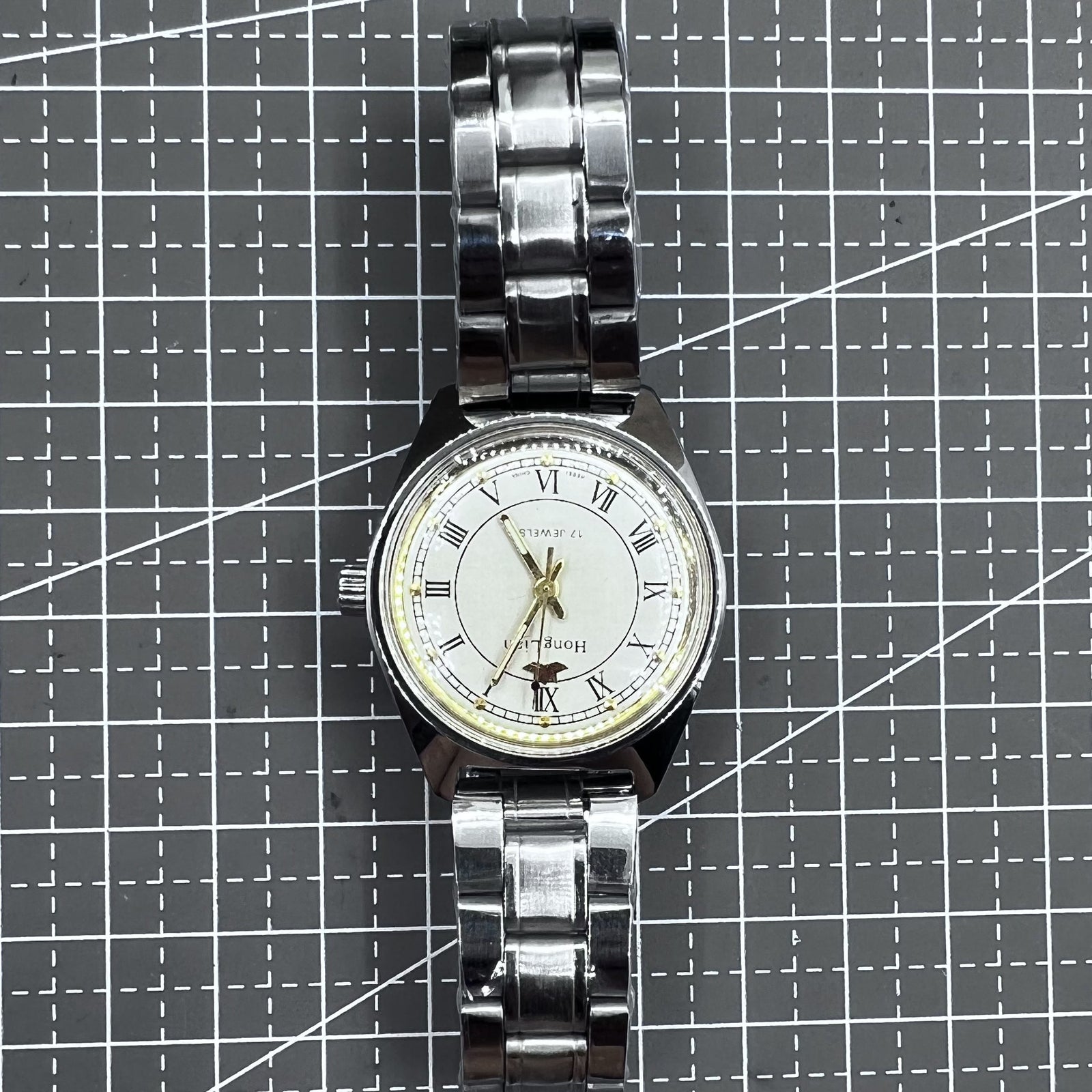 Silberne HONGLIAN mechanische Handaufzugsuhr 32mm mit r�mischen Zahlen und 17 Steinen