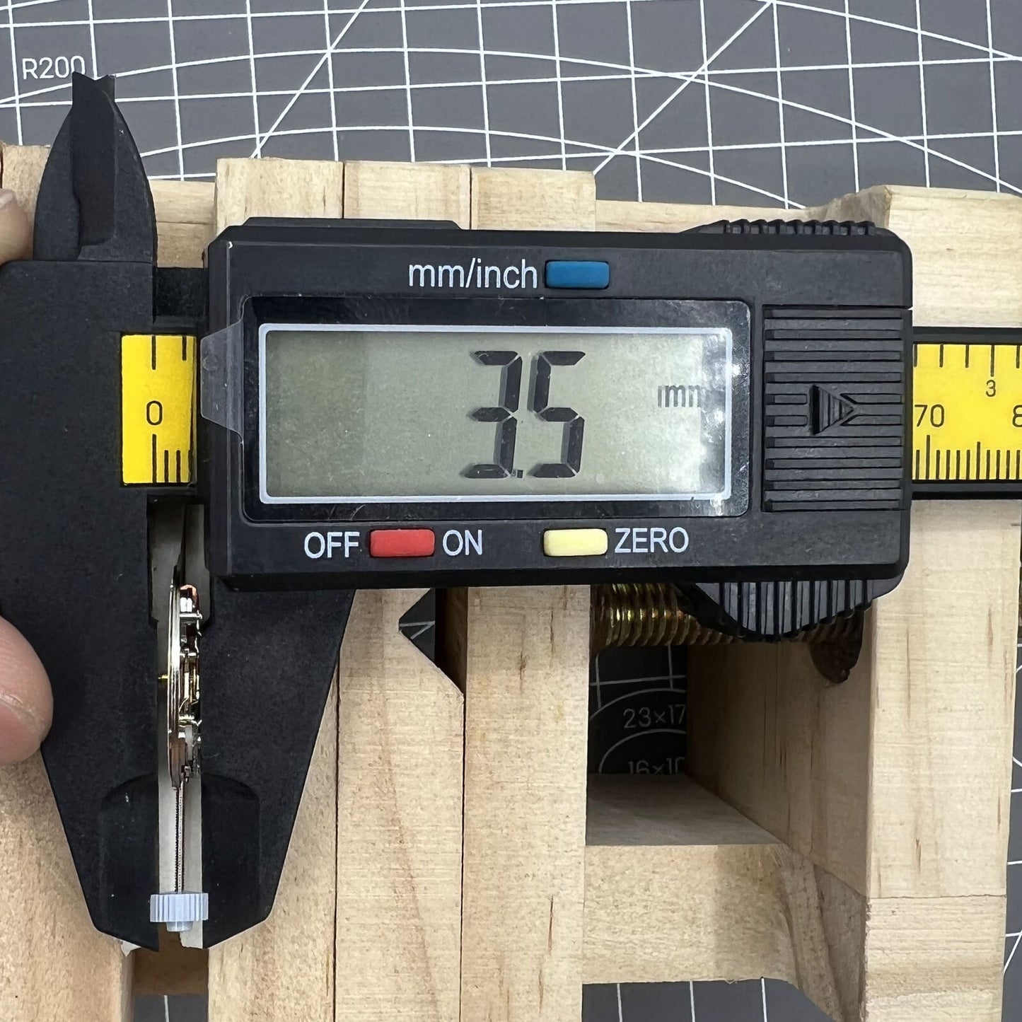 Swiss Made Ronda 784 quartz watch movement with date display, ideal for accurate timekeeping in watch accessories.