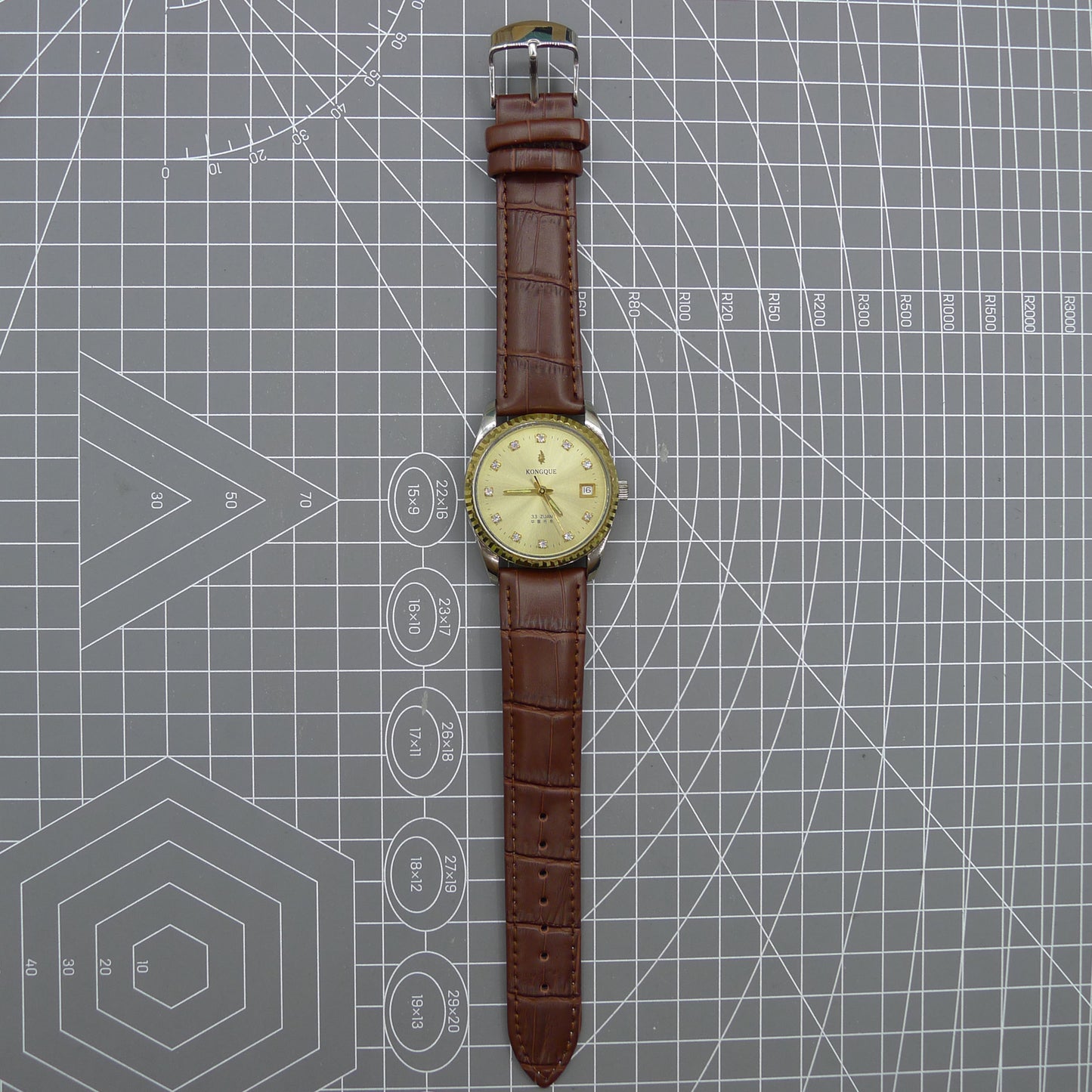 37mm Dandong Peacock manual watch with 33 jewels, golden dial, and single calendar display.