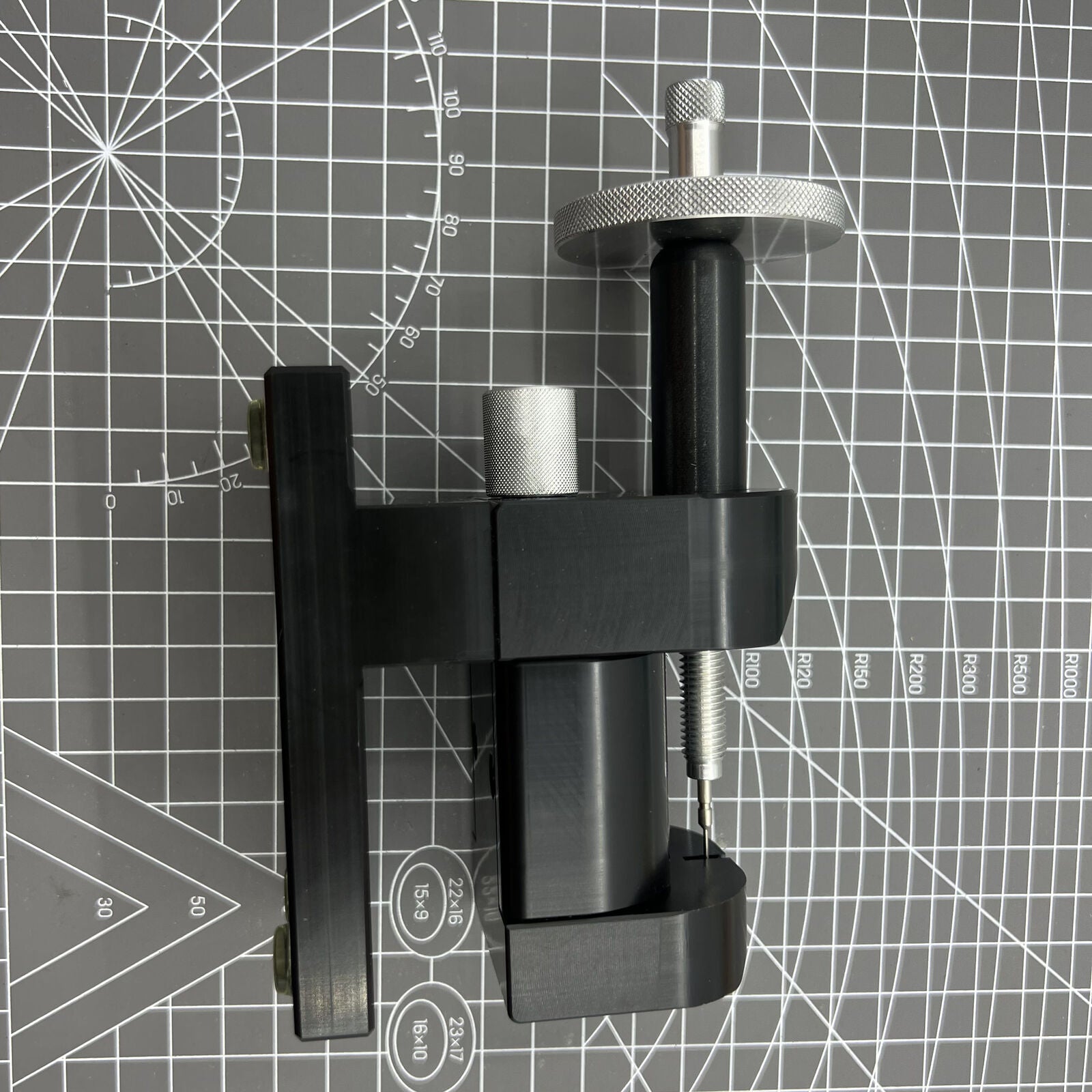 Bergeon 7250 horizontal watch bracelet tool for precise link adjustment and sizing