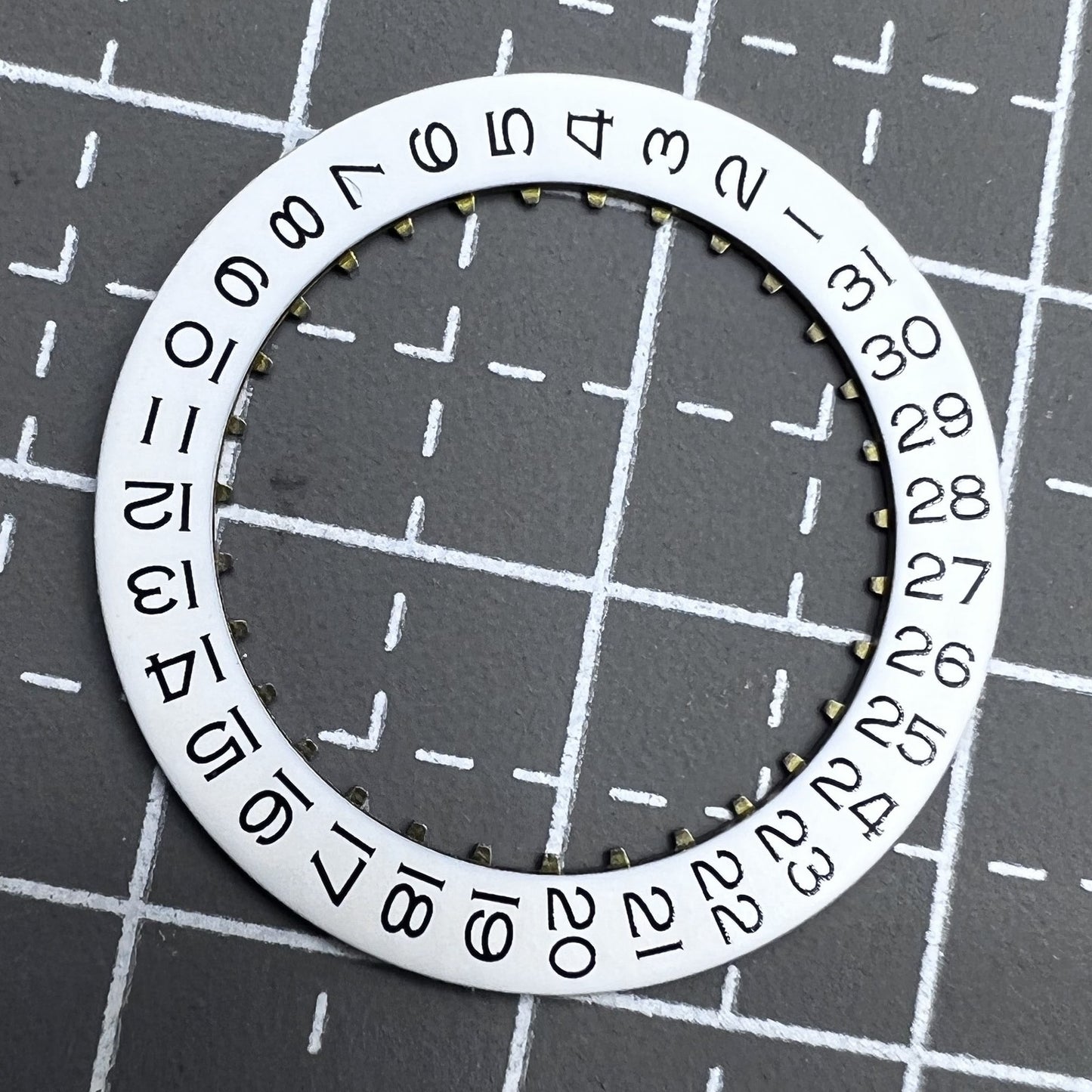 Wei�e Datumsscheibe mit schwarzer Schrift, Datum bei drei Uhr, passend f�r ETA2836 Uhrwerk, hochwertige Pr�zision.
