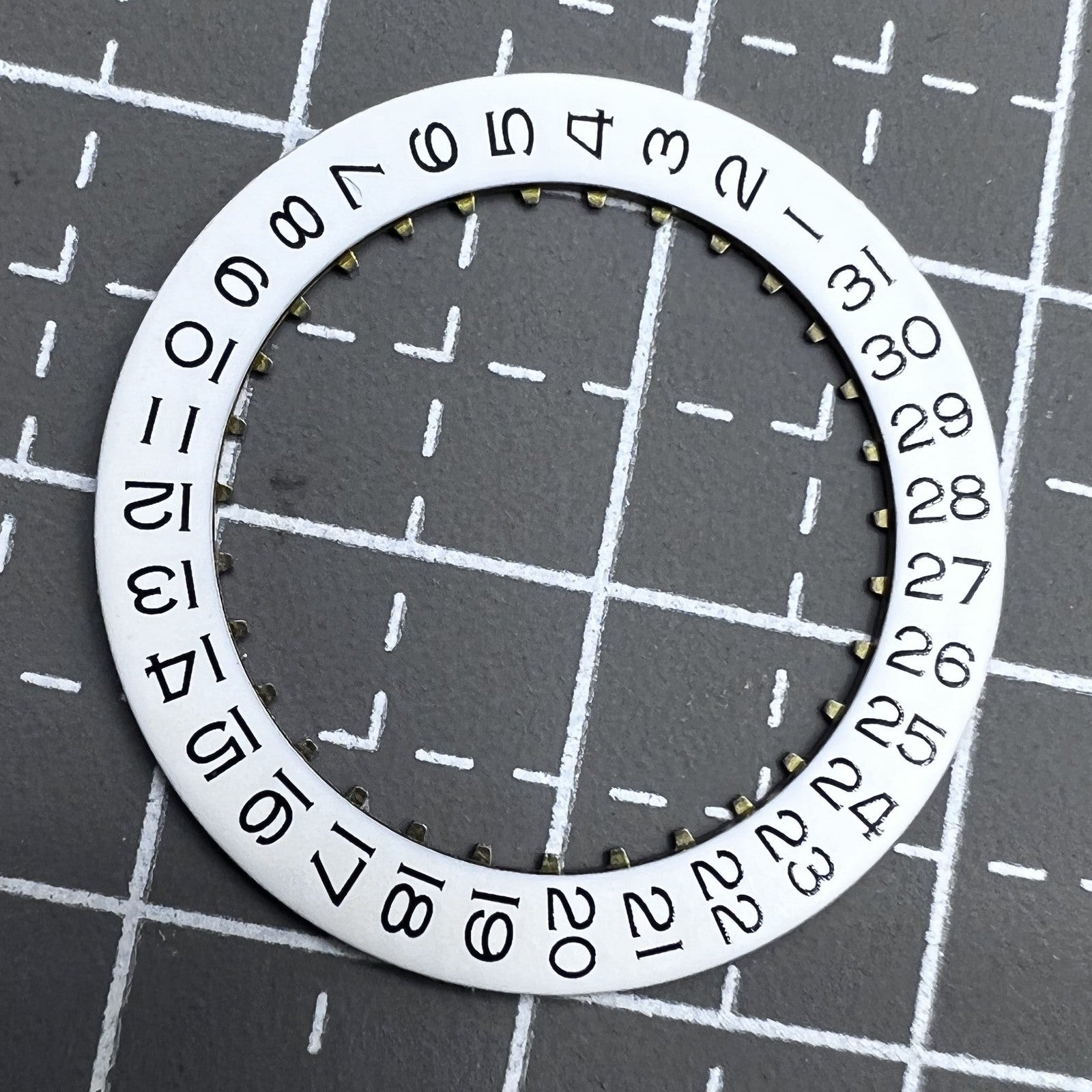 Wei�e Datumsscheibe mit schwarzer Schrift, Datum bei drei Uhr, passend f�r ETA2836 Uhrwerk, hochwertige Pr�zision.