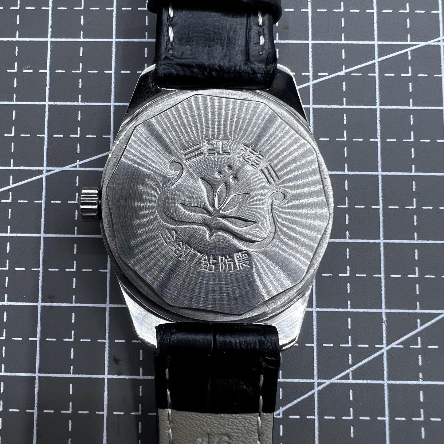 Taihang 32mm manual mechanical watch with black strap, golden markers, and black dial for classic elegance.