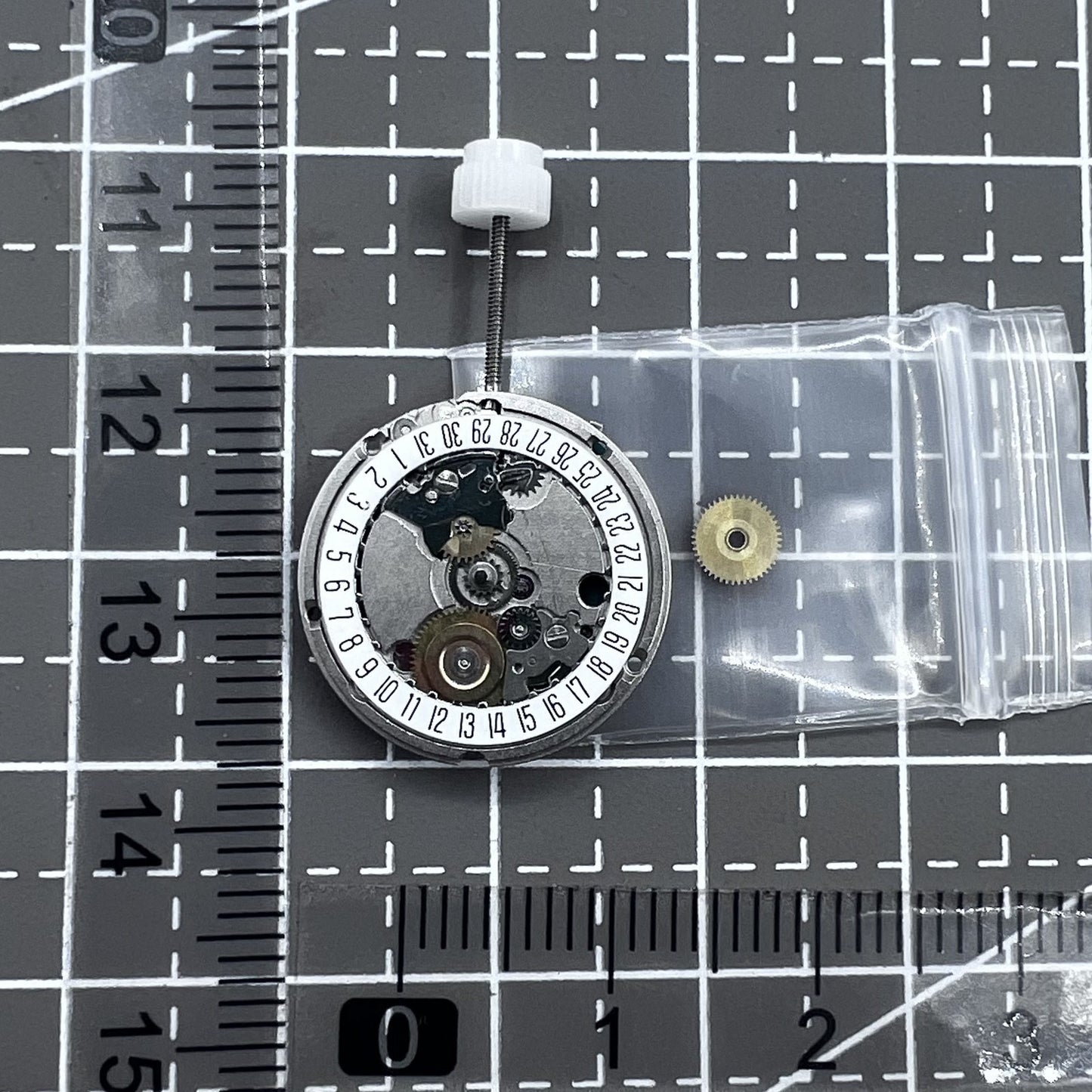 Swiss ETA95614 quartz movement watch mechanism with 2 hands and single calendar date at 6 o'clock, precision timekeeping.