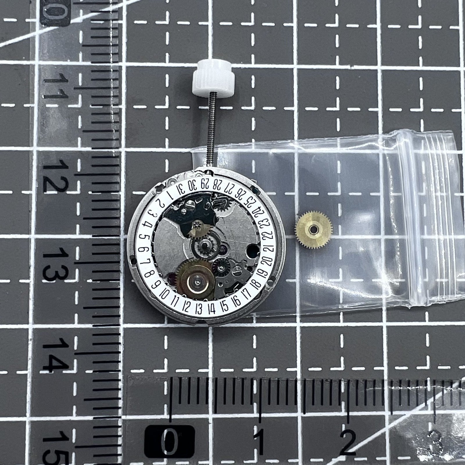 Swiss ETA95614 quartz movement watch mechanism with 2 hands and single calendar date at 6 o'clock, precision timekeeping.