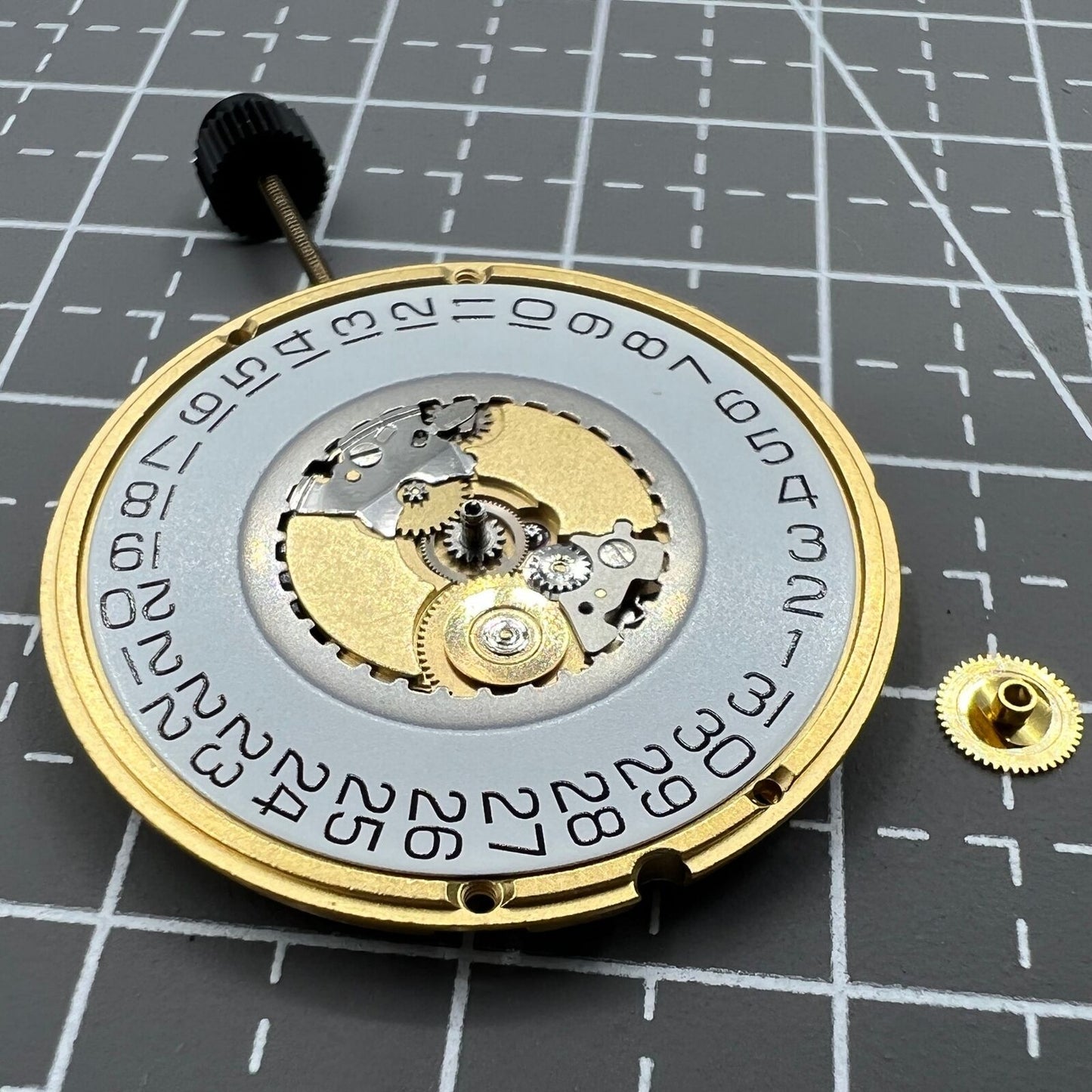 Swiss ETA 955.112 quartz watch movement with 3 hands and date display at 3 o?clock for precise timekeeping.
