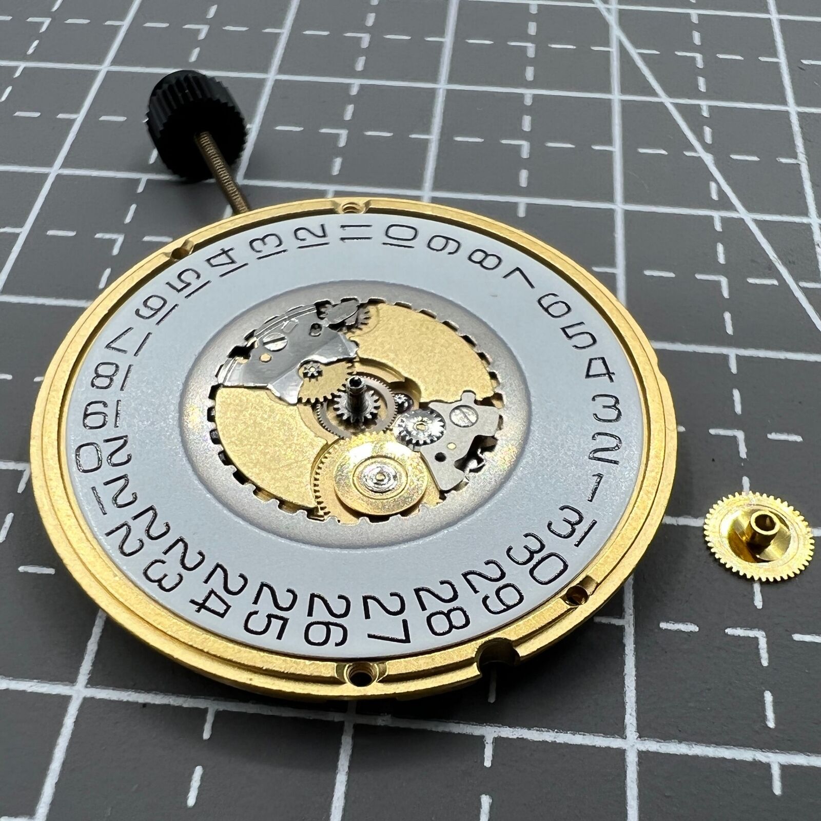 Swiss ETA 955.112 quartz watch movement with 3 hands and date display at 3 o?clock for precise timekeeping.
