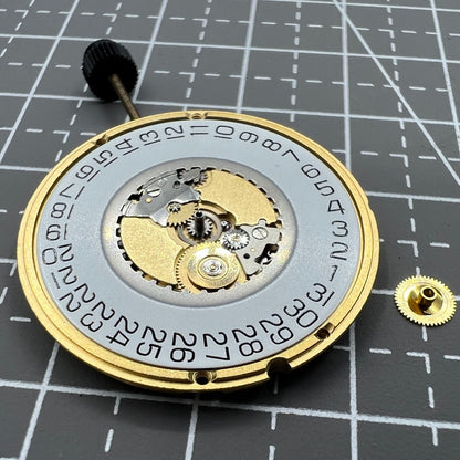 Swiss ETA 955.112 quartz watch movement with 3 hands and date display at 3 o?clock for precise timekeeping.