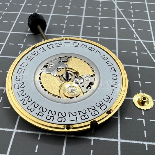 Swiss ETA 955.112 quartz watch movement with 3 hands and date display at 3 o?clock for precise timekeeping.