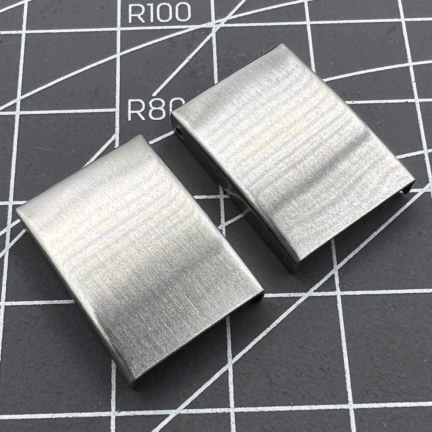 Silver 3-fold watch strap buckles extenders, 18 pieces in 9 sizes for versatile watch accessories.