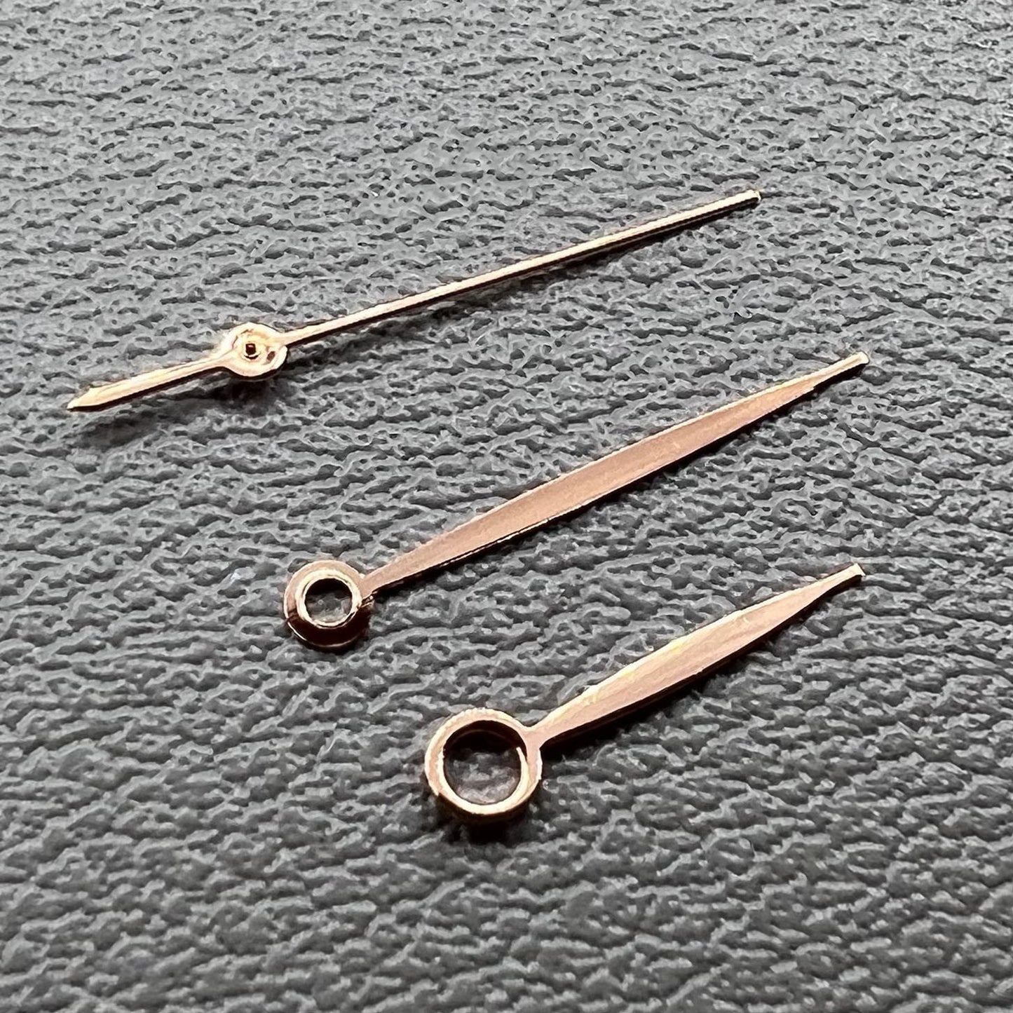 Ros�gold Uhrzeigersatz mit 3 goldfarbenen Zeigern f�r Miyota 9015 Uhrwerk, elegant und pr�zise