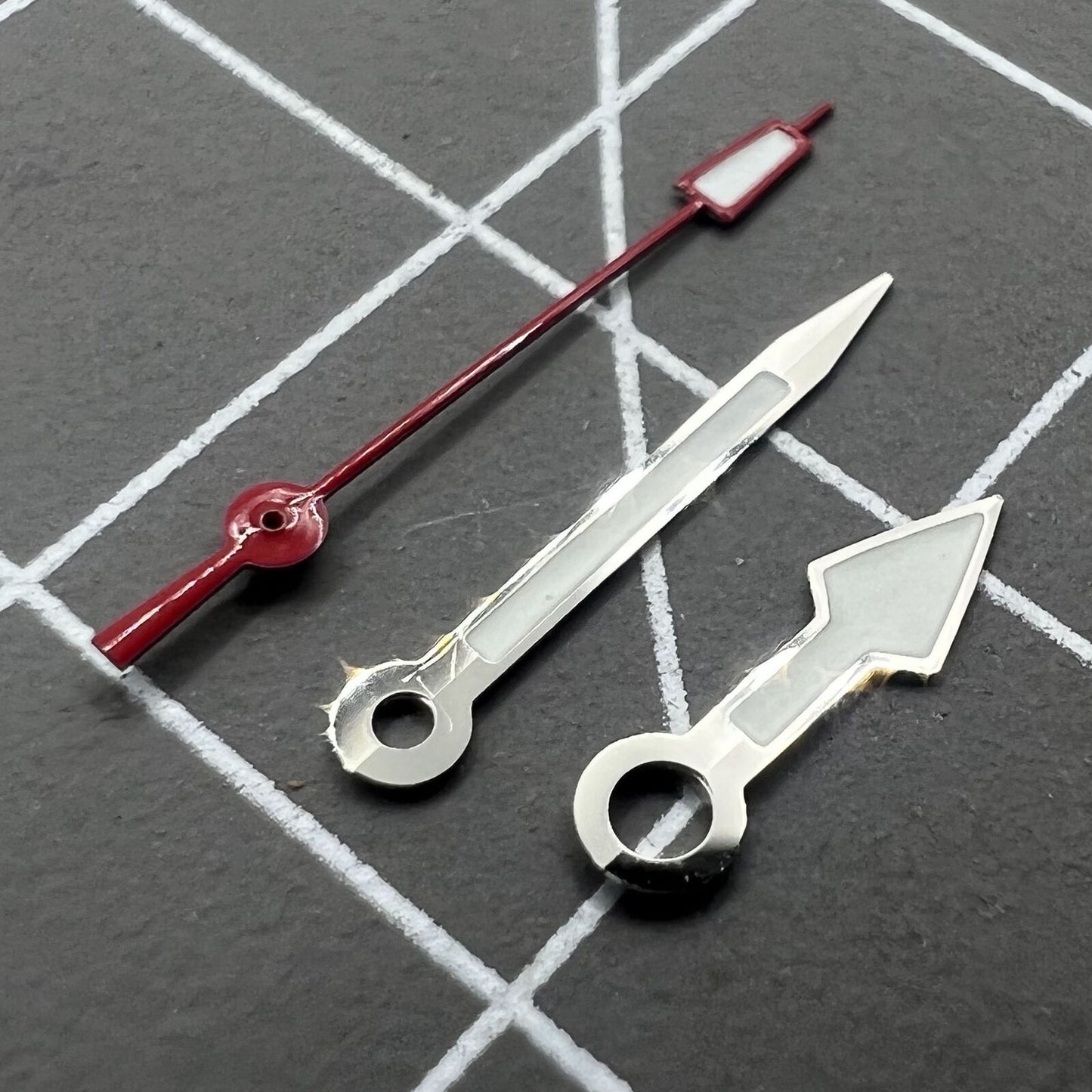 Silver arrow-shaped watch hands with red second hand and green lume, compatible with NH35 NH36.