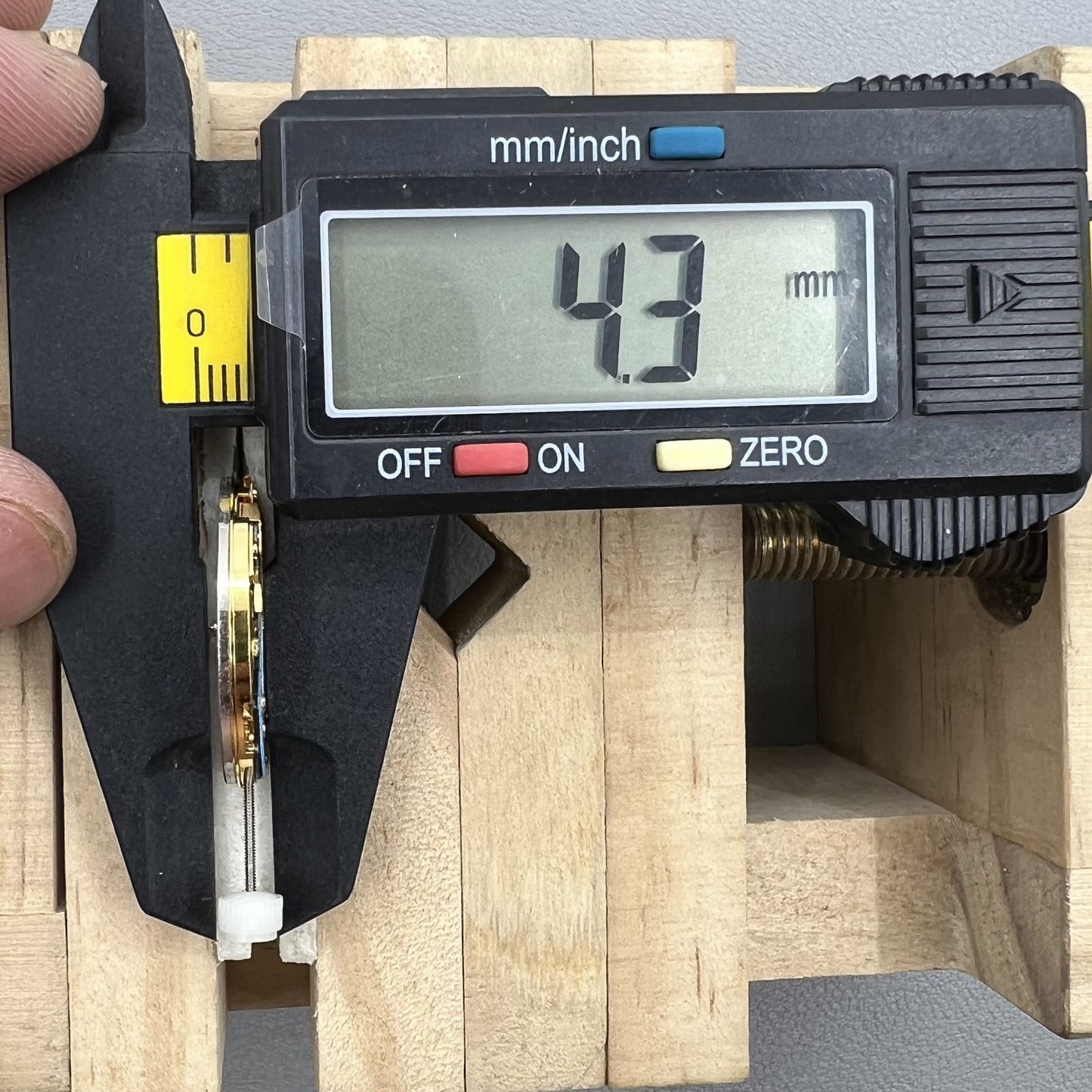 Golden vergoldetes Swiss ETA955.422 Quarzwerk Uhr Kalender Datum