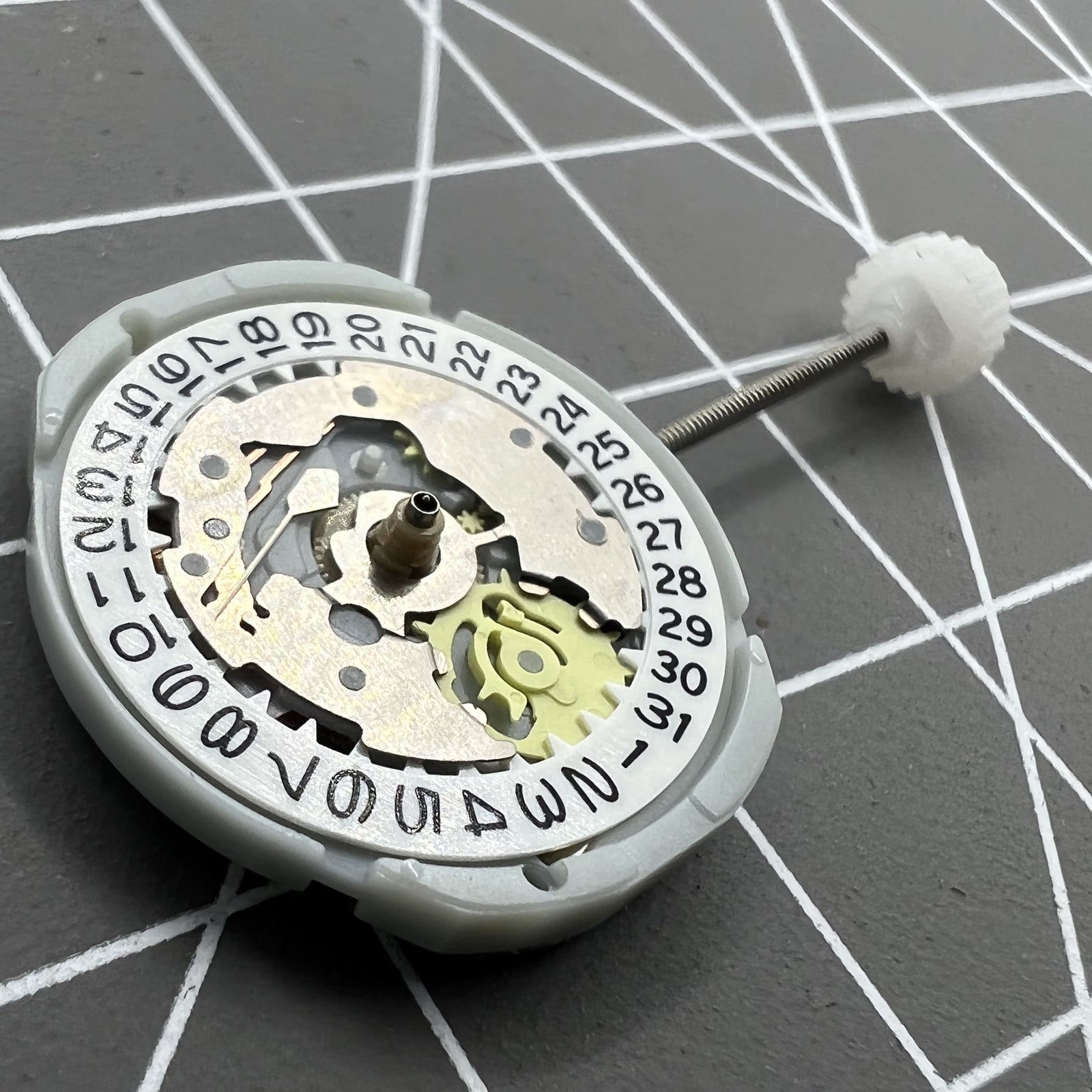 Sunon PE25 quartz watch movement with silver hands and date window at 3 o'clock for precise replacements
