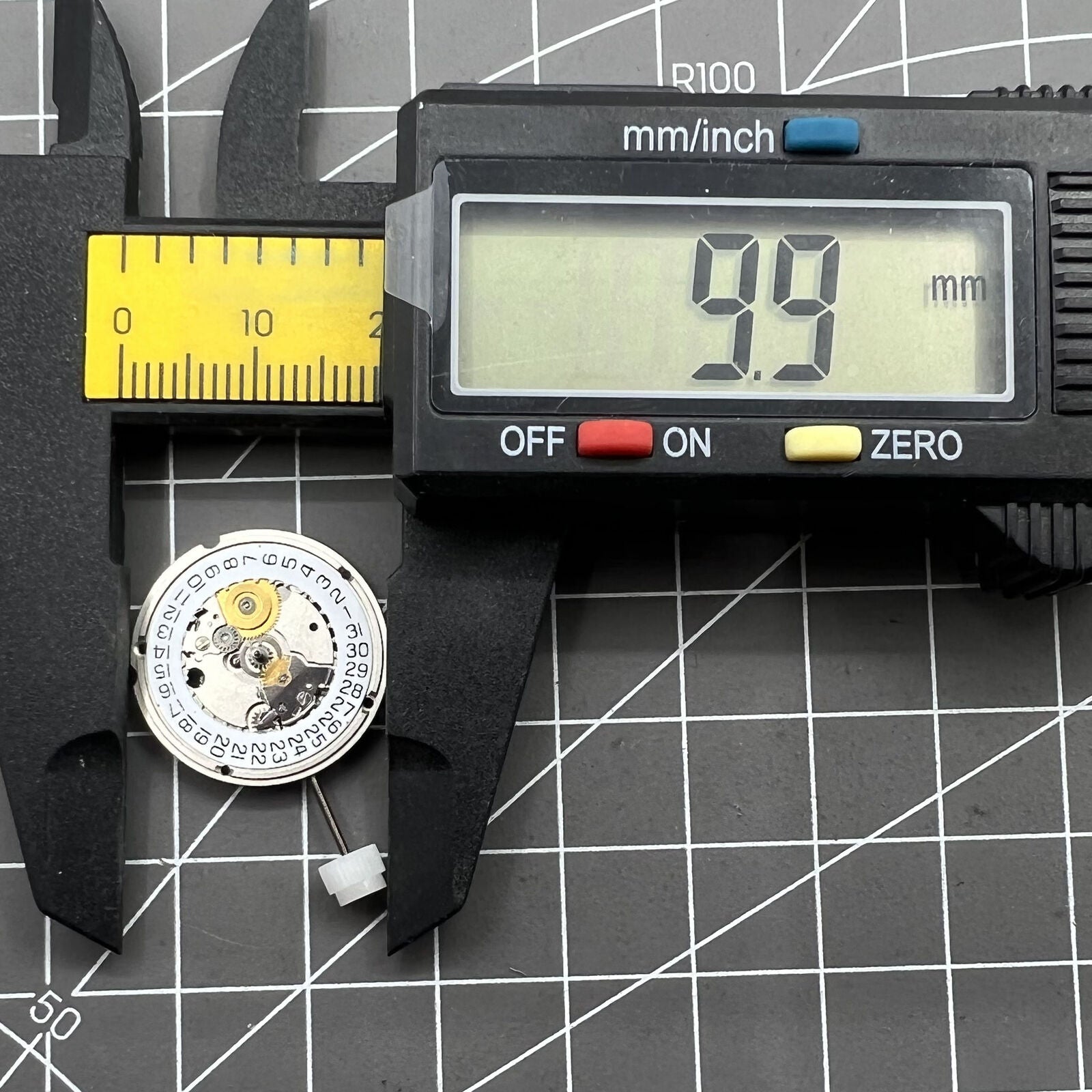 ETA956.414 quartz watch movement with date at 3, reliable and precise by ETA for premium accessories.