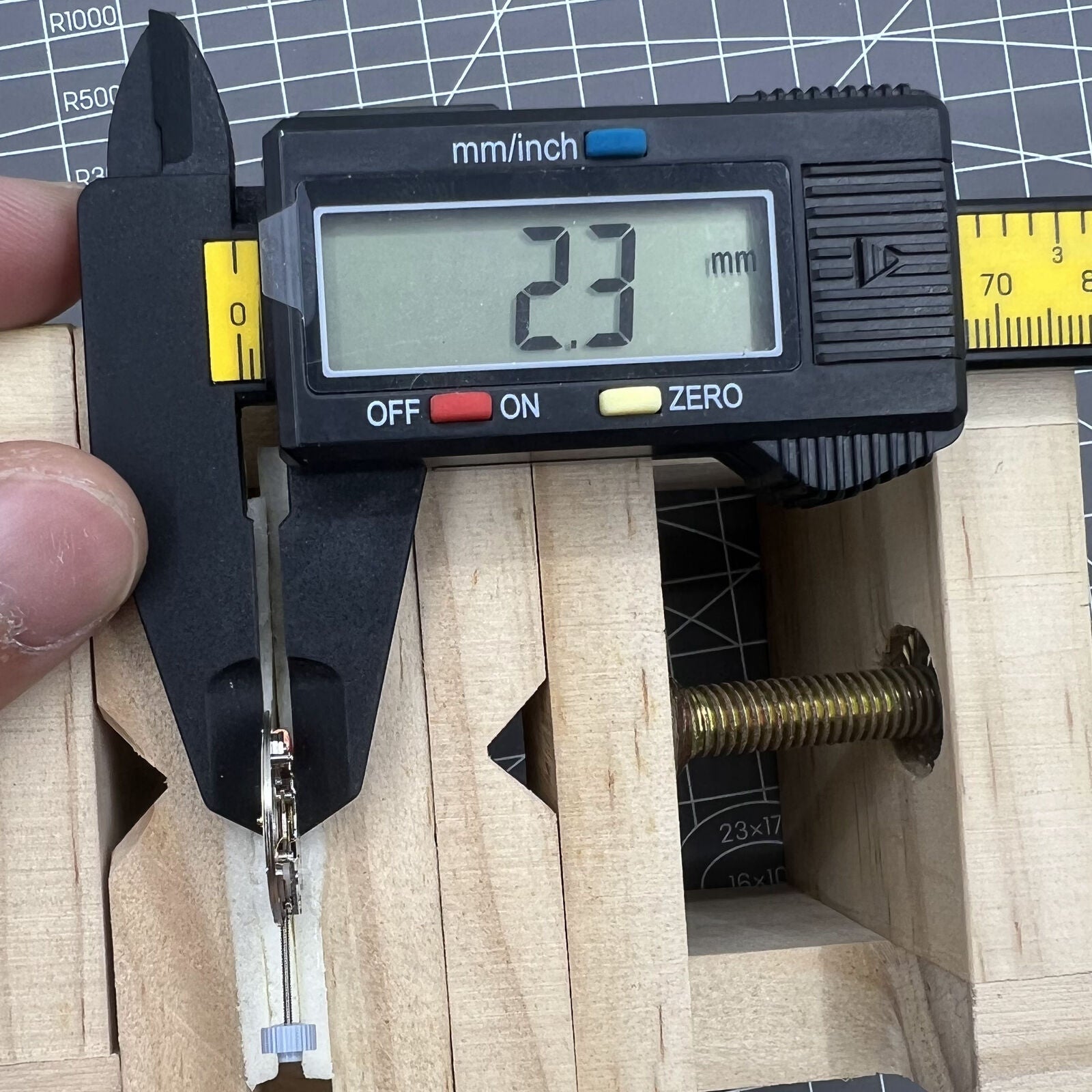 Swiss Made Ronda 784 quartz watch movement with date display, ideal for precise timekeeping in watch accessories.