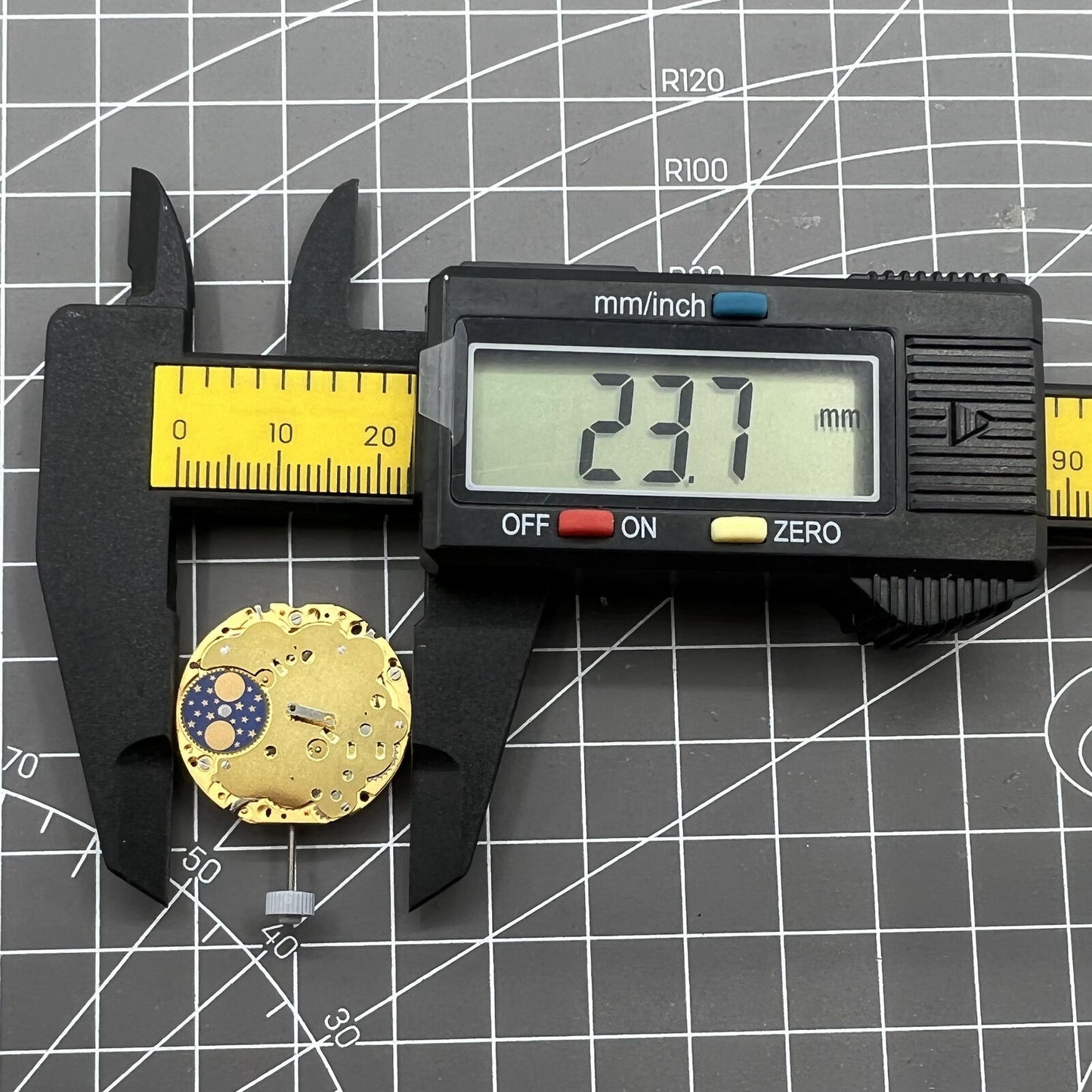 Swiss Made Ronda 706.3 quartz movement ensuring precise timekeeping in premium watch accessories.