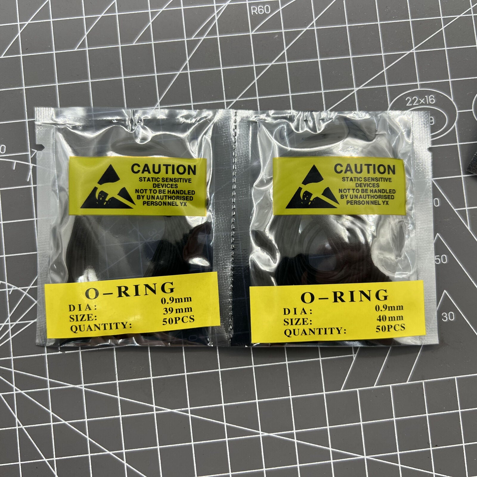 Assorted pack of 950 durable silicone watch gaskets O-rings for secure case sealing.
