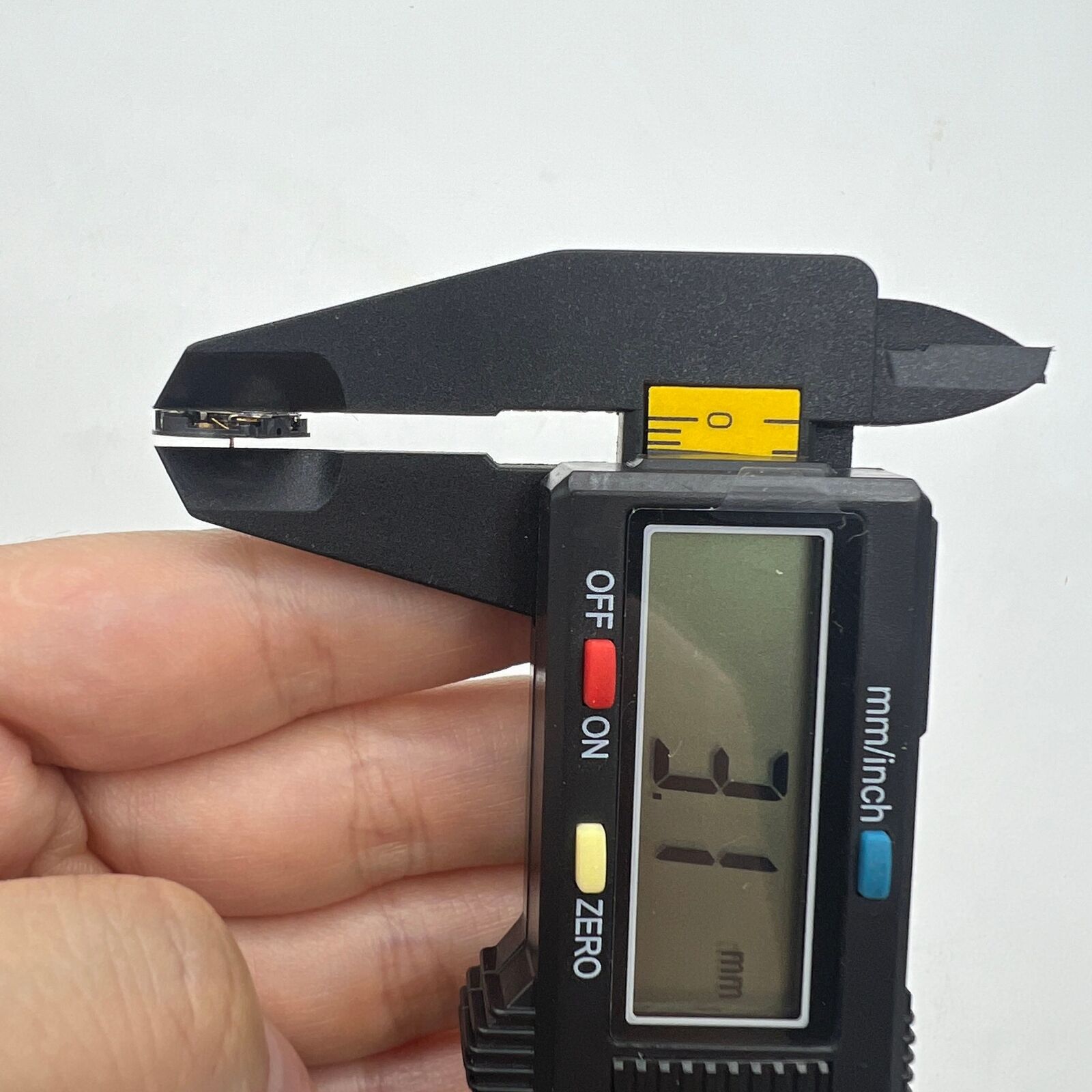 Hattori Epson TMI YL60A Japanese quartz watch movement, reliable precision timekeeping component.